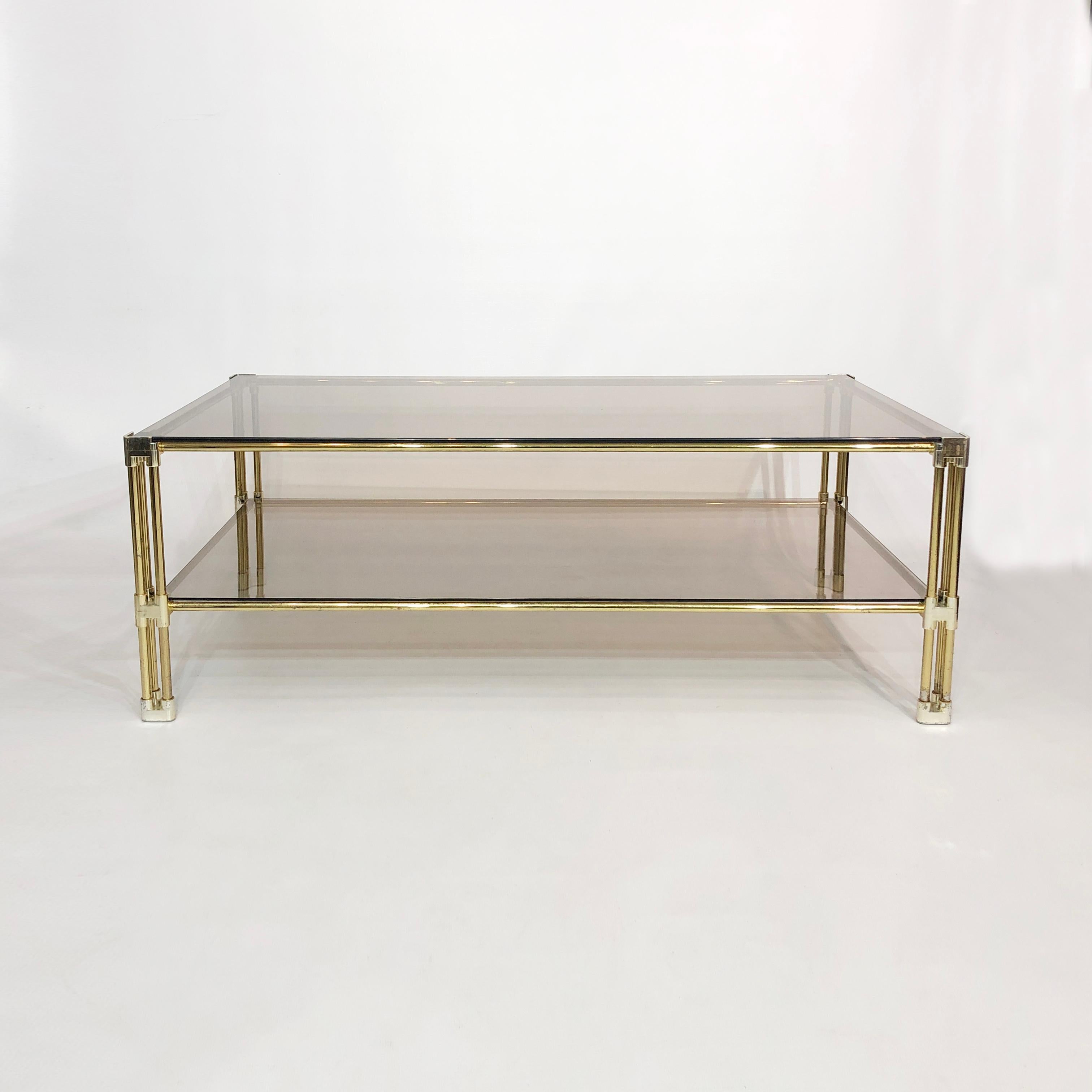 Laiton Table basse à deux niveaux Hollywood Regency Gold Smoked Glass des années 1970 Glamour en vente