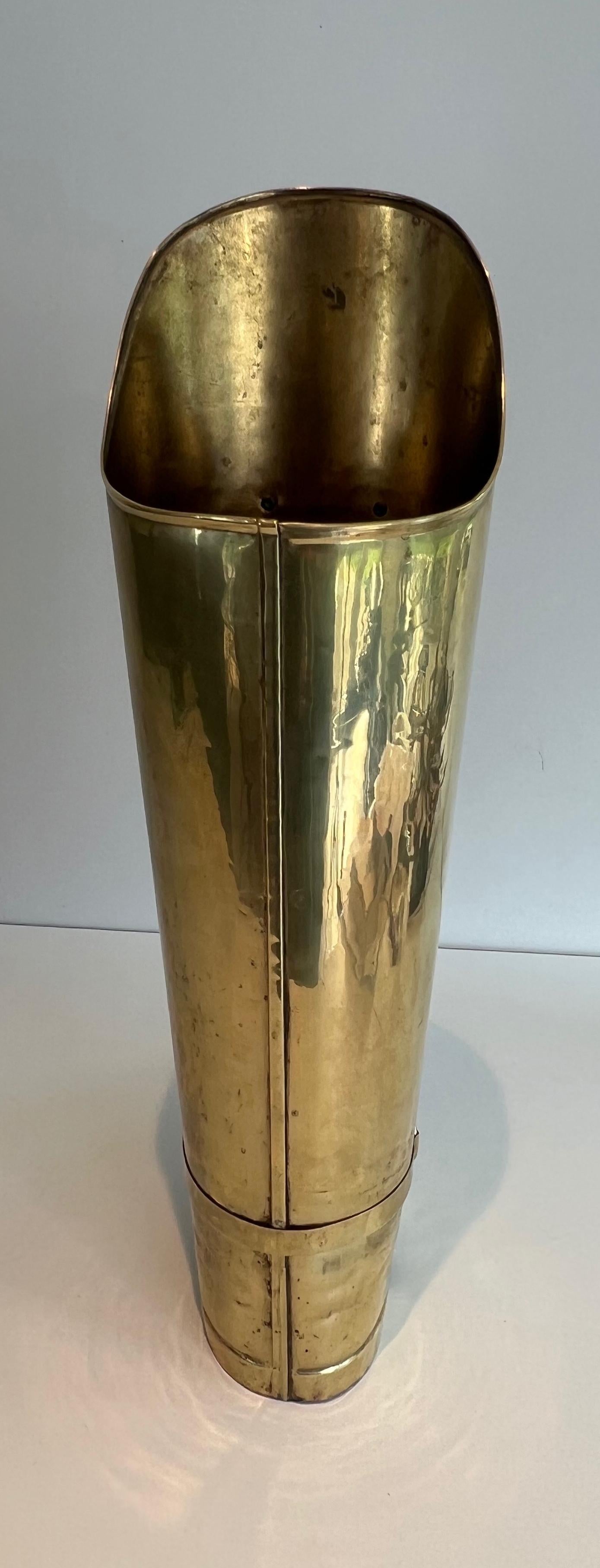 Début du 20ème siècle Stand Umbrella en laiton représentant une botte. Travail français. Circa 1900 en vente