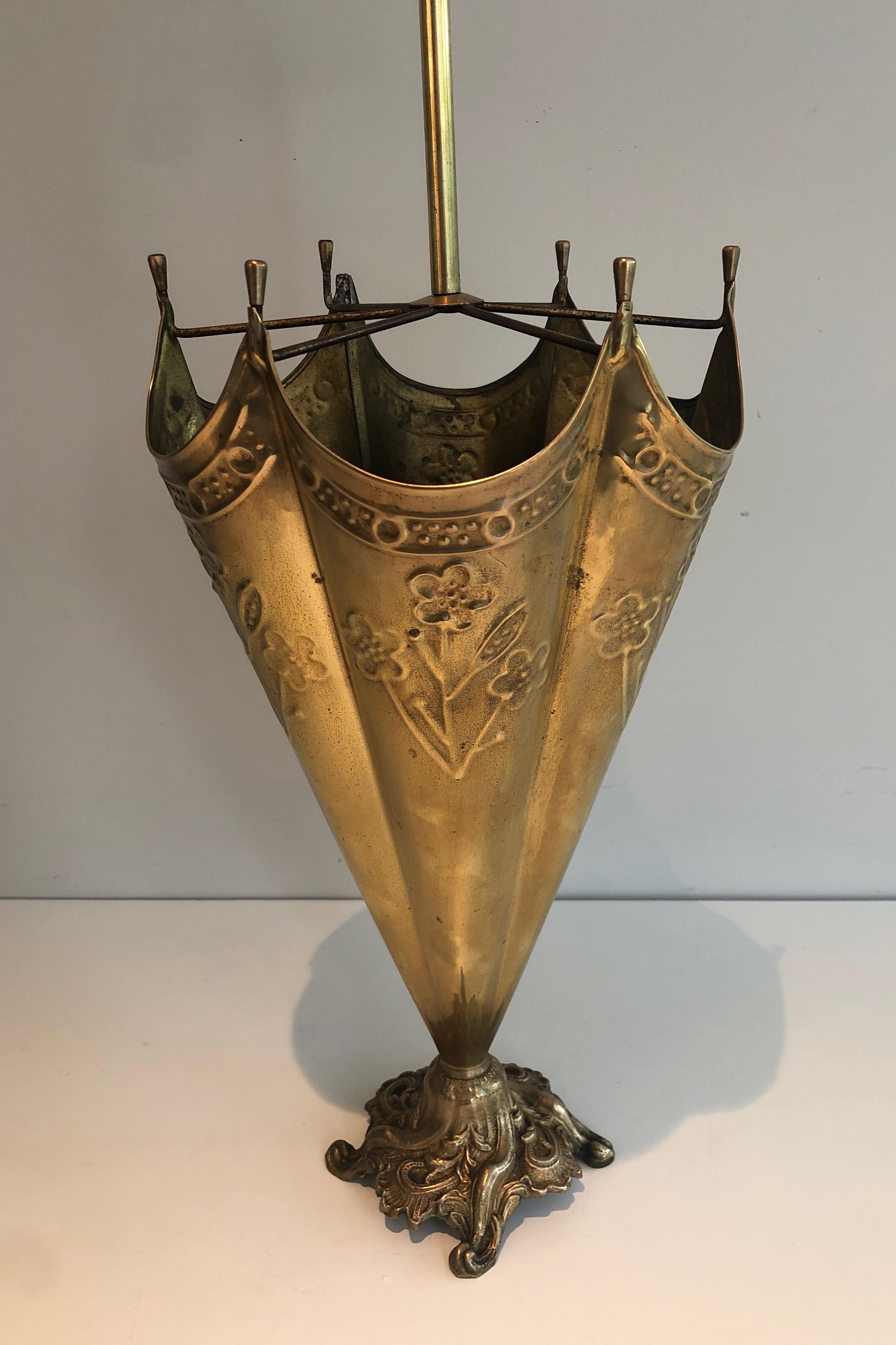 Mid-20th Century Brass Umbrella Stand Representing a Dog's Head Umbrella