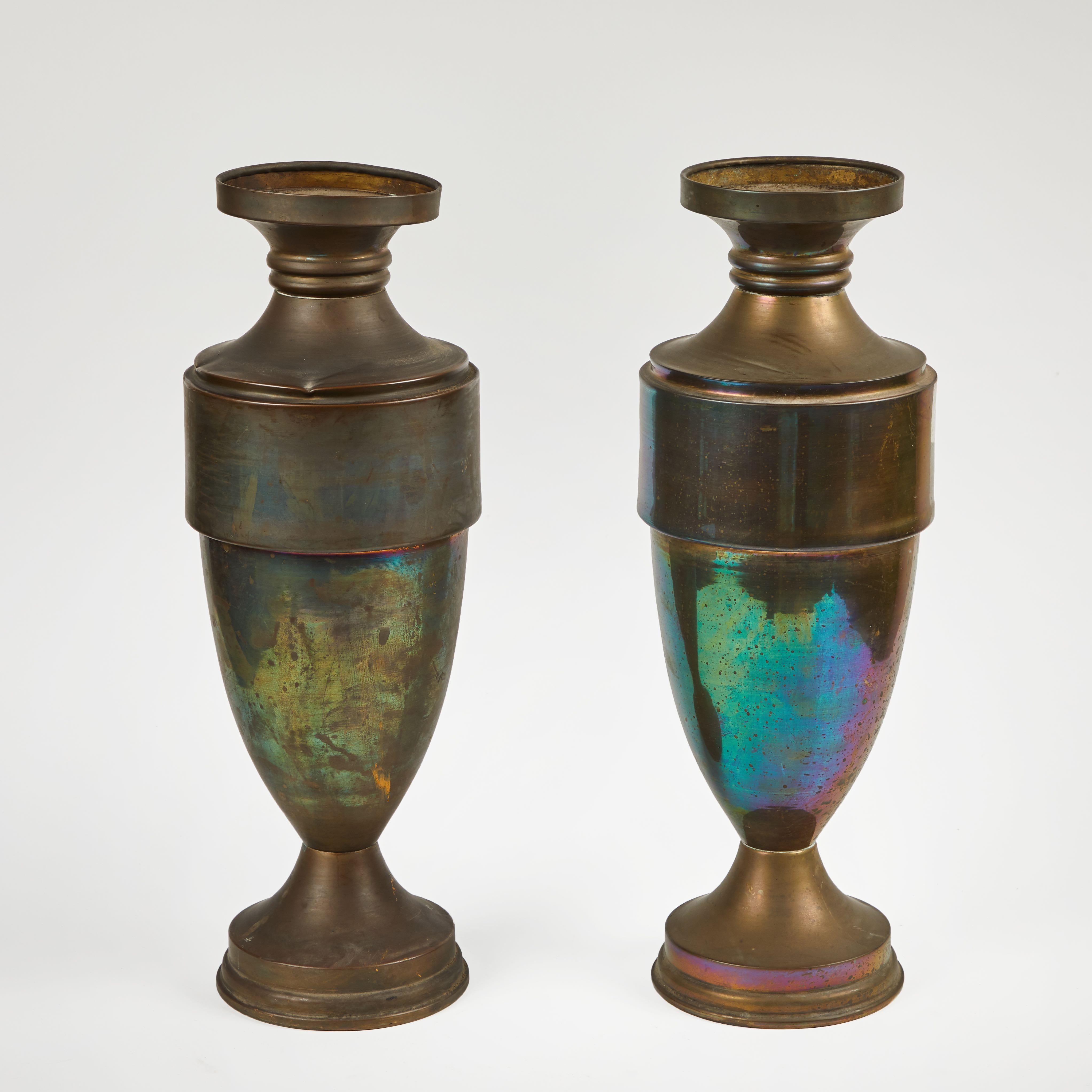 Urna o vaso in ottone con patina color bronzo scuro su base appesantita In condizioni buone in vendita a Los Angeles, CA