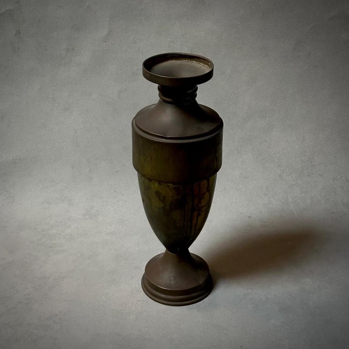 Mid-Century moderno Urna o vaso in ottone con patina color bronzo scuro su base appesantita in vendita