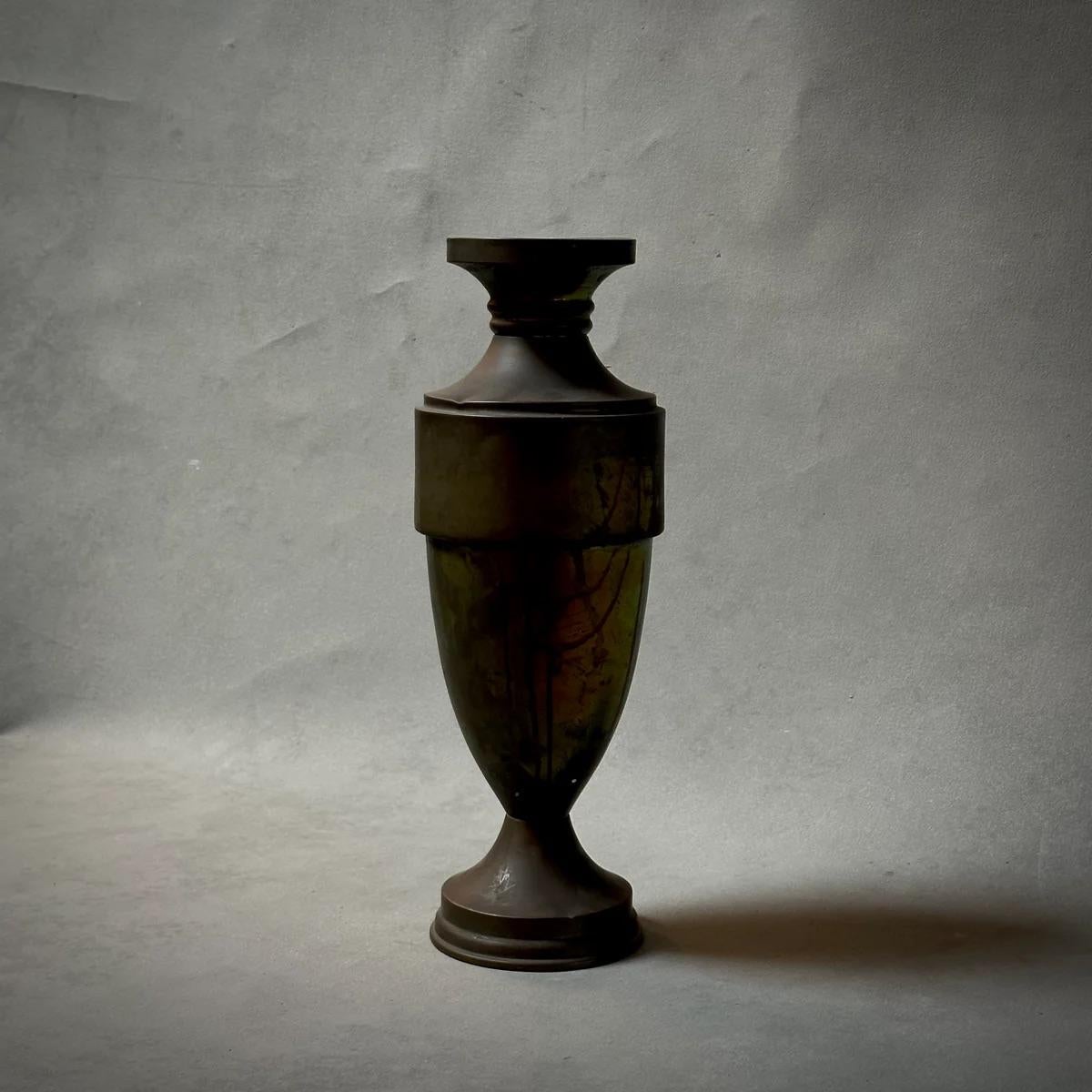 Francese Urna o vaso in ottone con patina color bronzo scuro su base appesantita in vendita