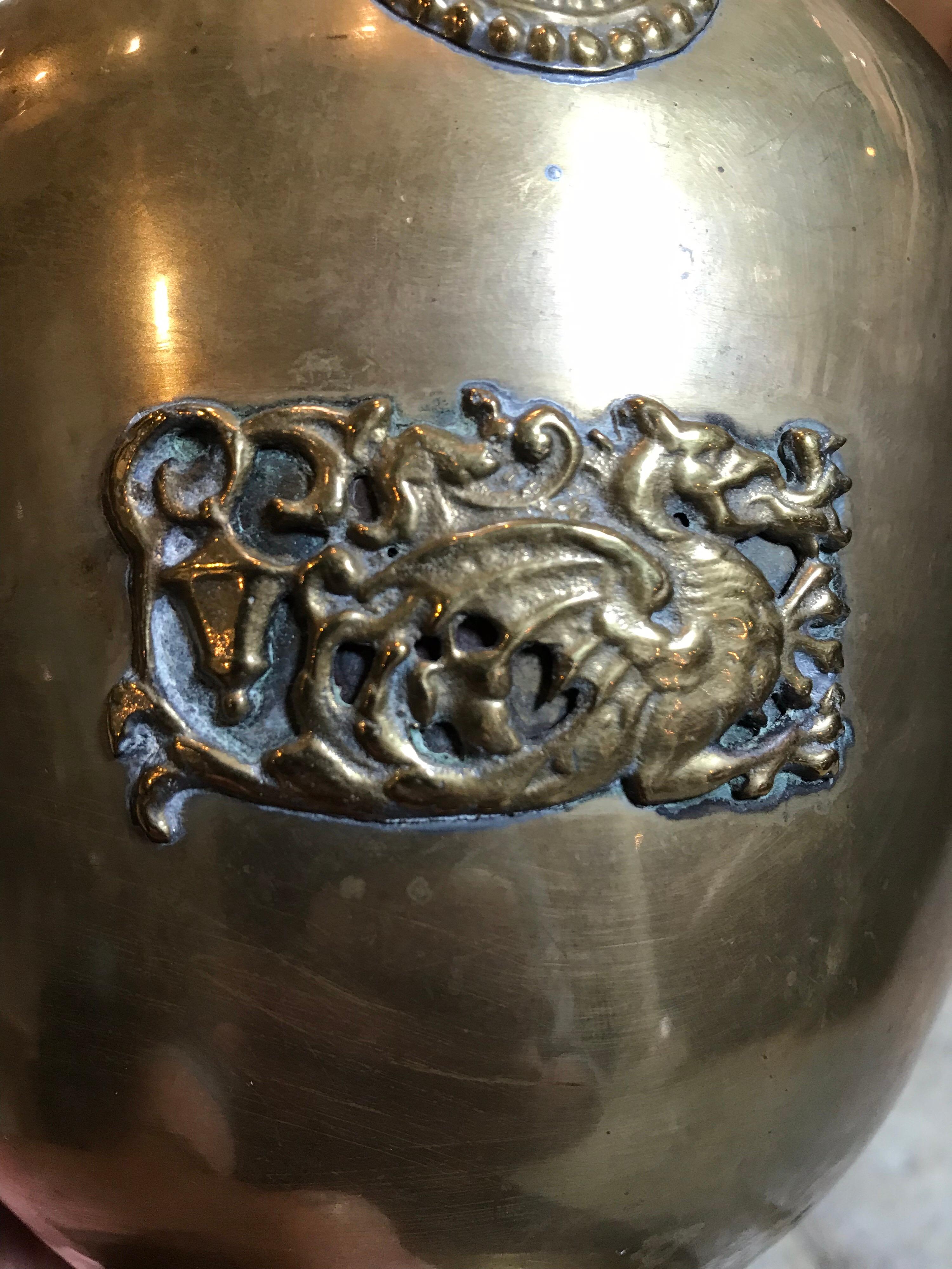 Ottone Urne in ottone con gioielli ed emblema del drago in vendita