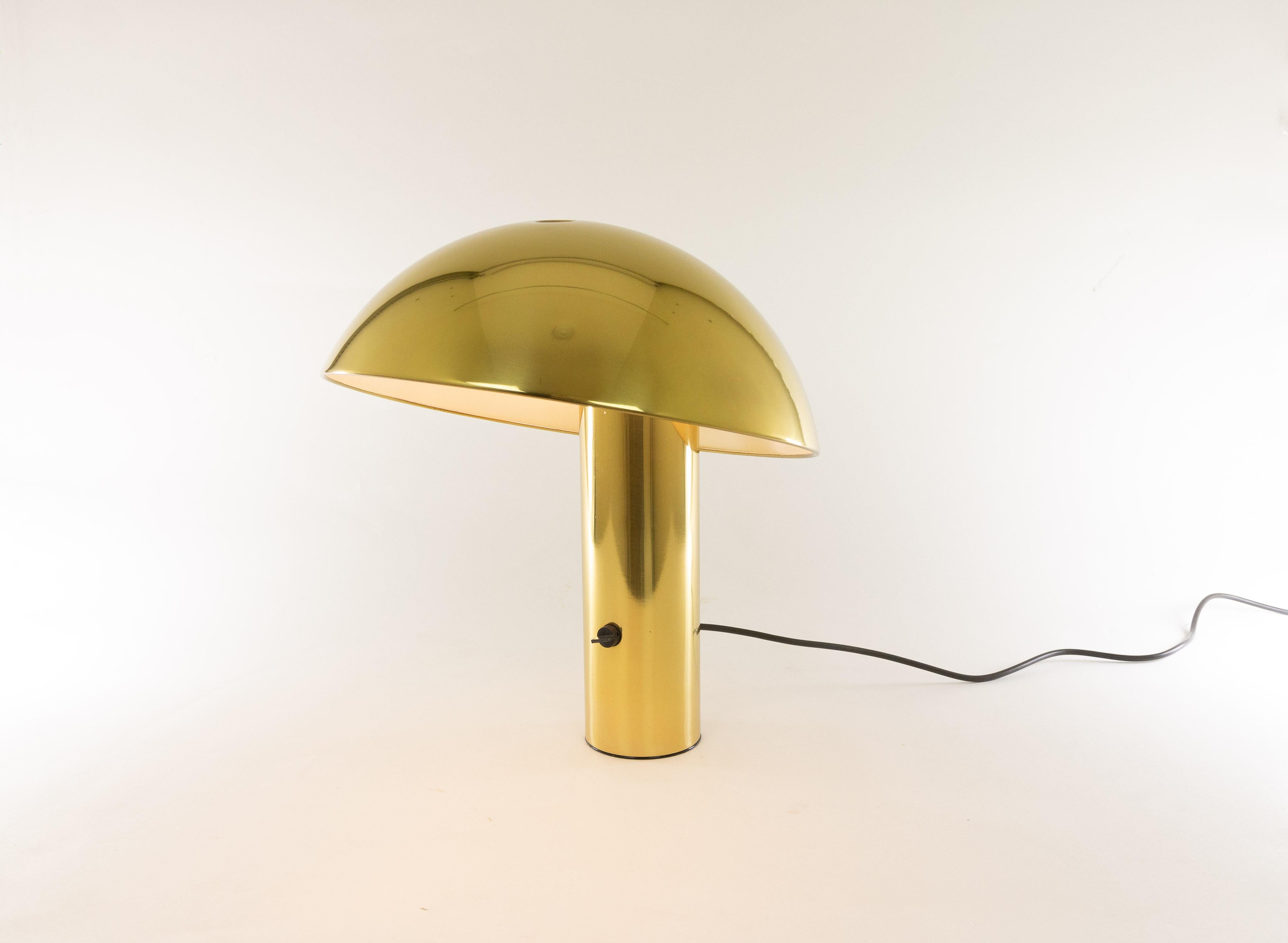 Lampe de table en laiton, modèle Vaga, conçue par Franco Mirenzi en 1978. La lampe est produite par Valenti Luce.

La base relativement lourde fournit un équilibre solide pour le sommet rond en métal assez grand de la lampe. La lampe est en métal et