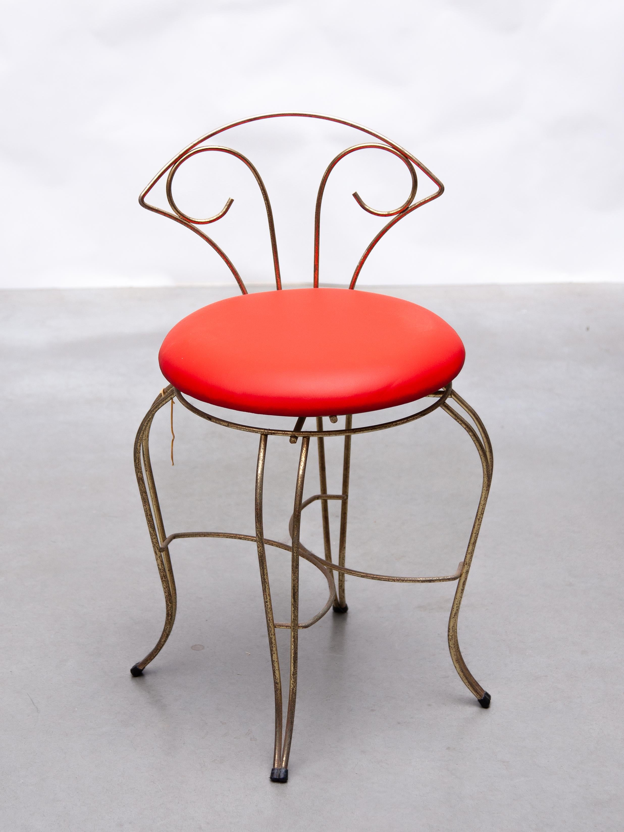 Vintage boudoir, chaise de vanité en laiton, circa 1950, fait à la main avec un fil rond en laiton avec un siège rembourré fixe en cuir rouge, France.