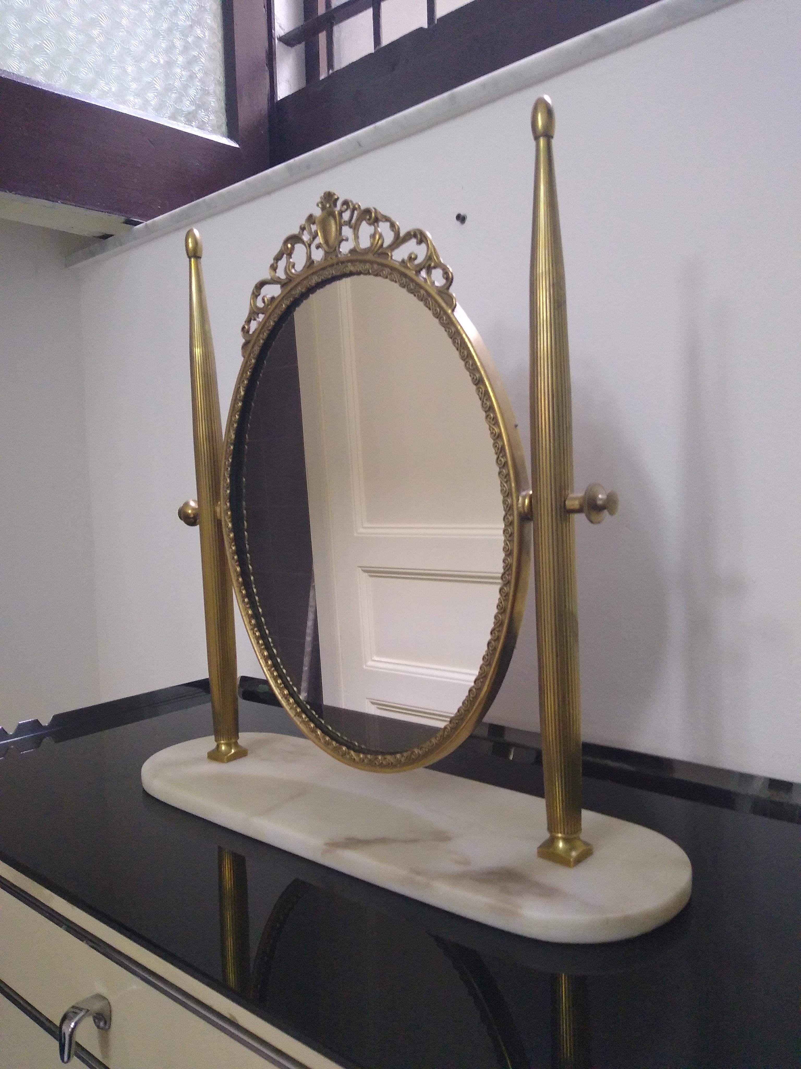 Elegant miroir de courtoisie italien du milieu du siècle en laiton sur une base en marbre de Carrare.

