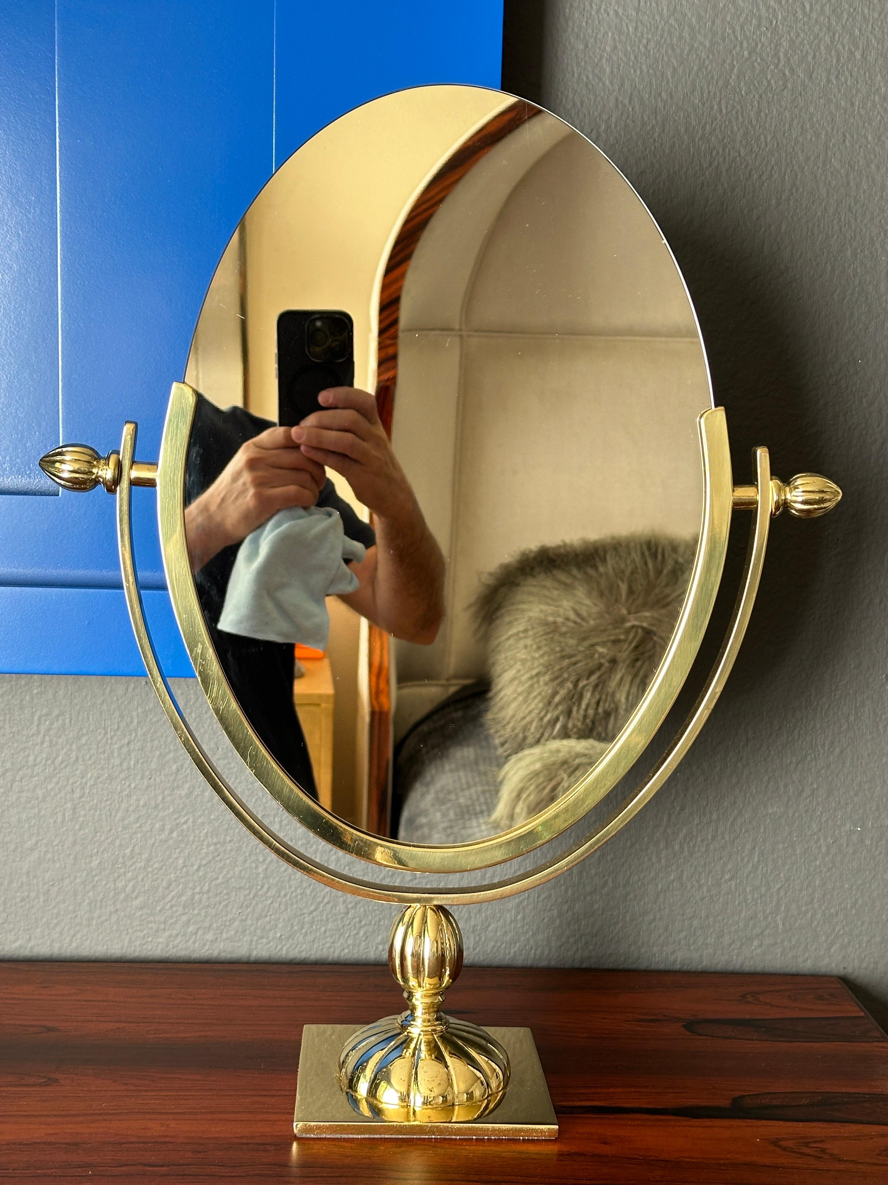 Miroir de courtoisie inclinable en laiton dans le style de Charles Hollis Jones. Il y a quelques taches de vieillesse de 1 mm sur le miroir des deux côtés.
Seul le miroir mesure 14,5