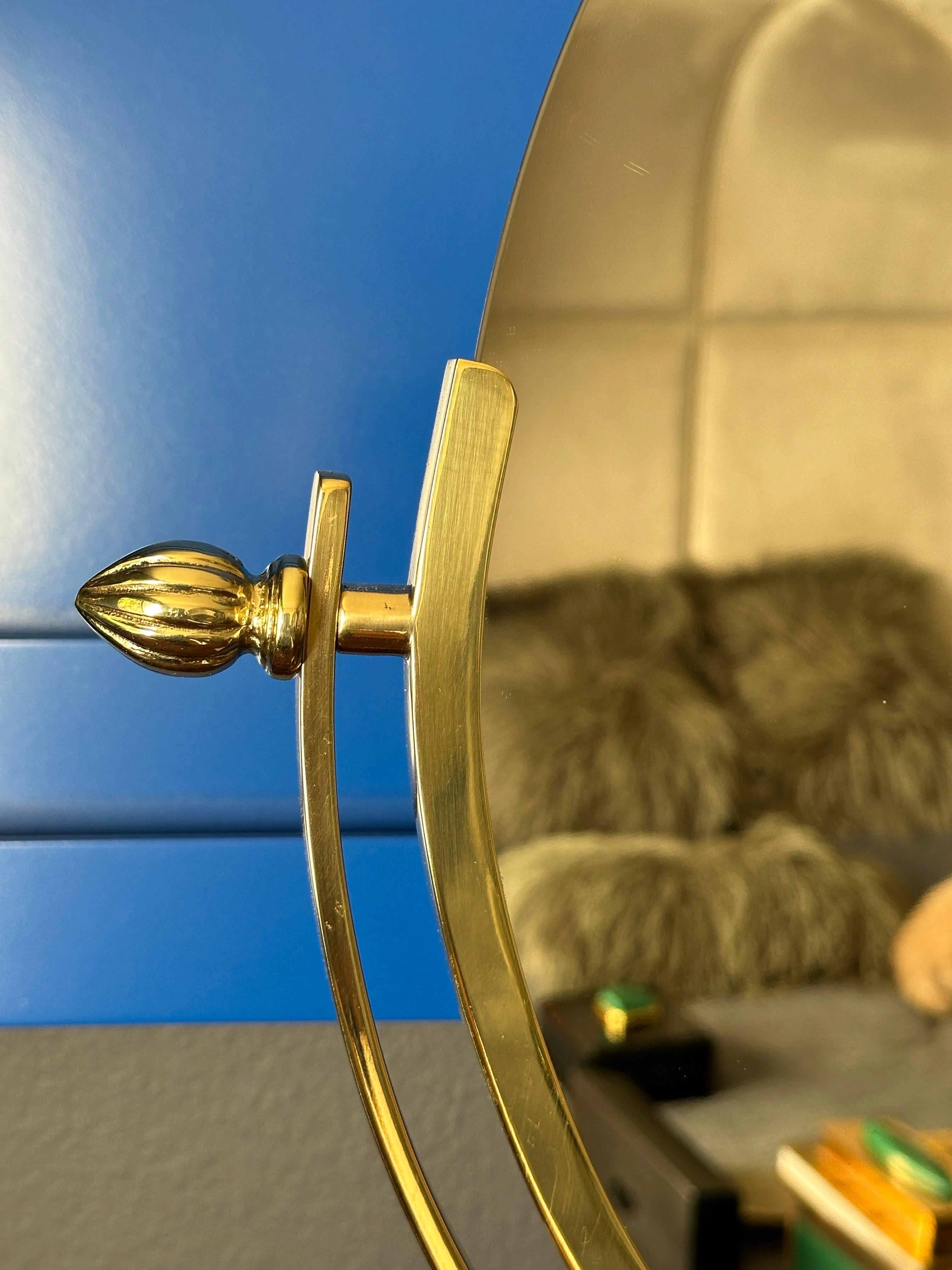 Mid-Century Modern Miroir basculant de vanité en laiton en vente