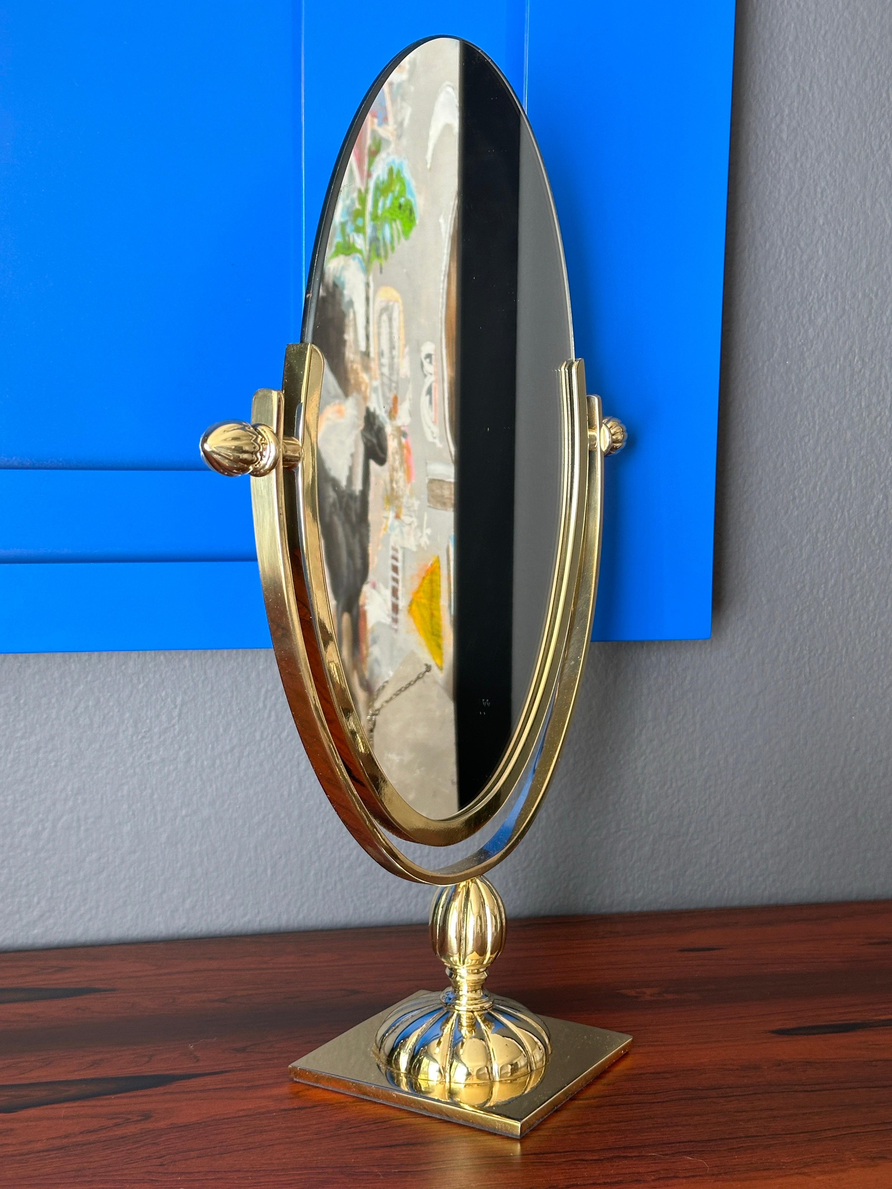 Miroir basculant de vanité en laiton Bon état - En vente à North Hollywood, CA