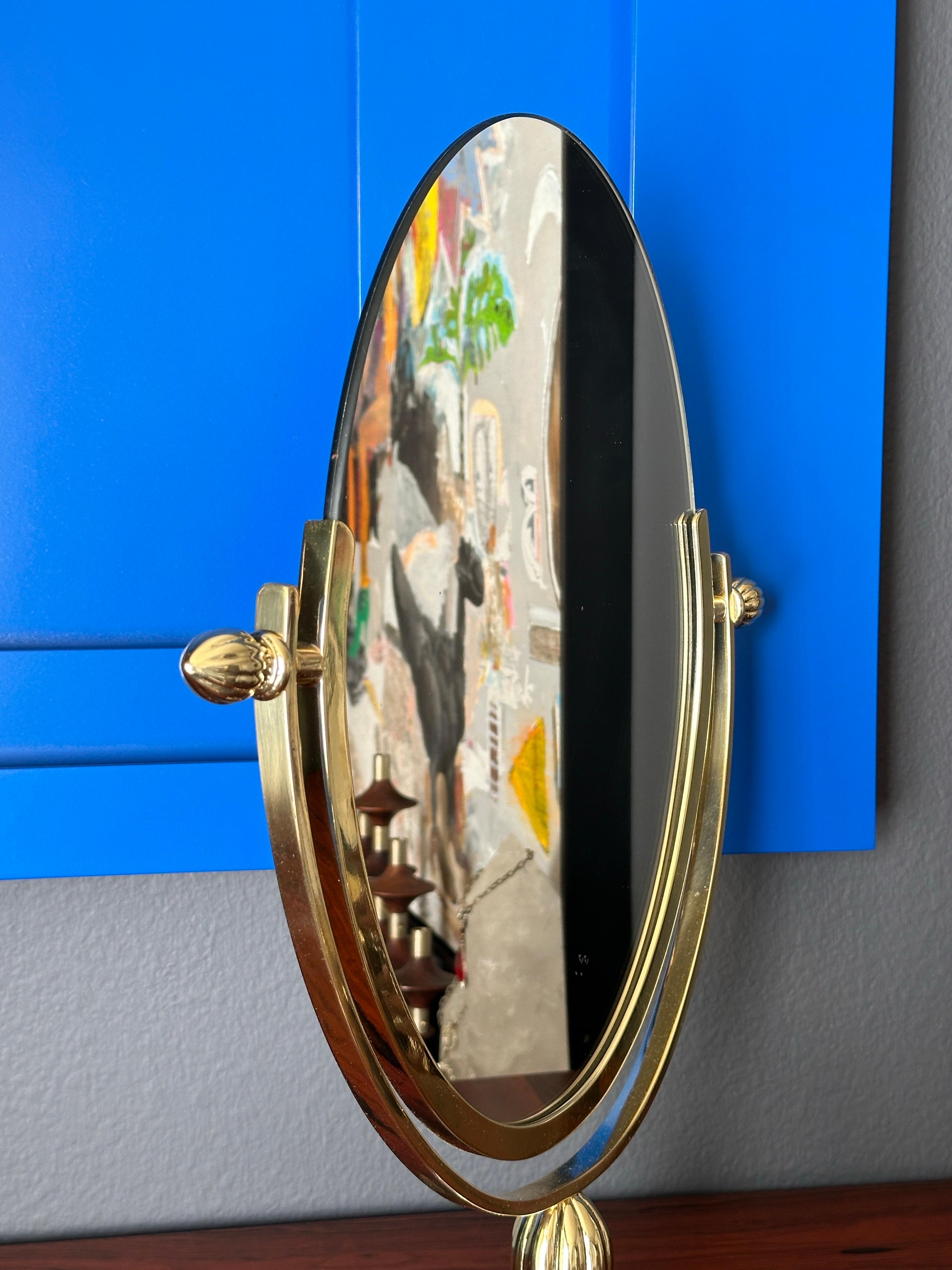 Miroir basculant de vanité en laiton en vente 1