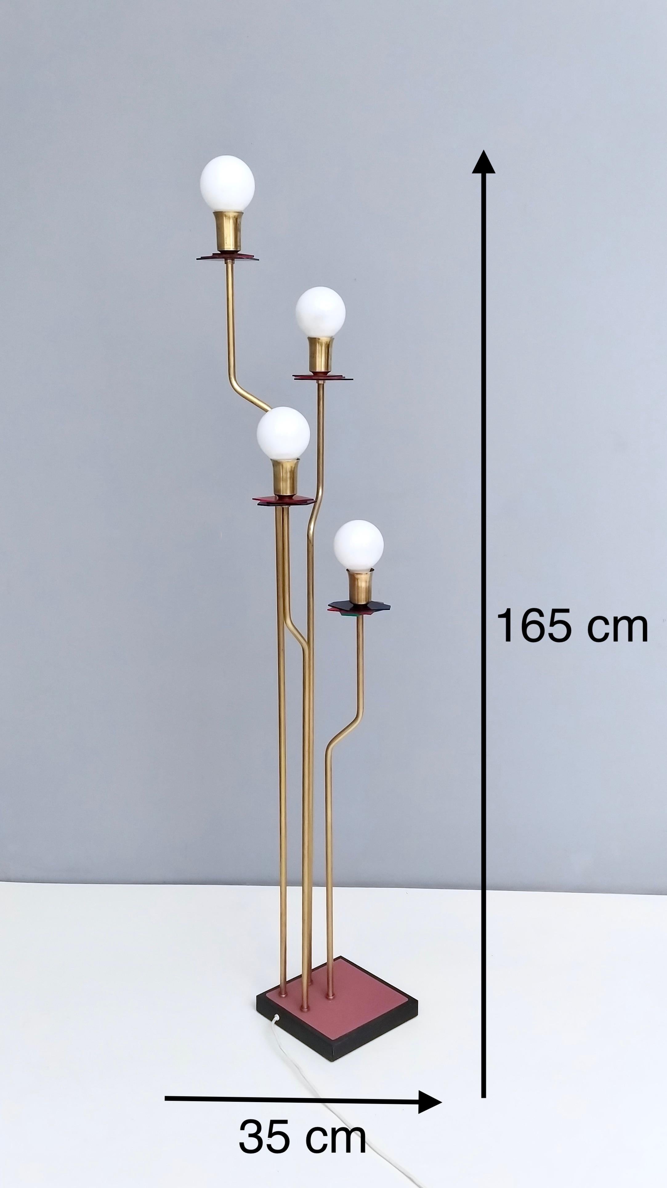 Lampada da terra in ottone, metallo verniciato e plexiglas 