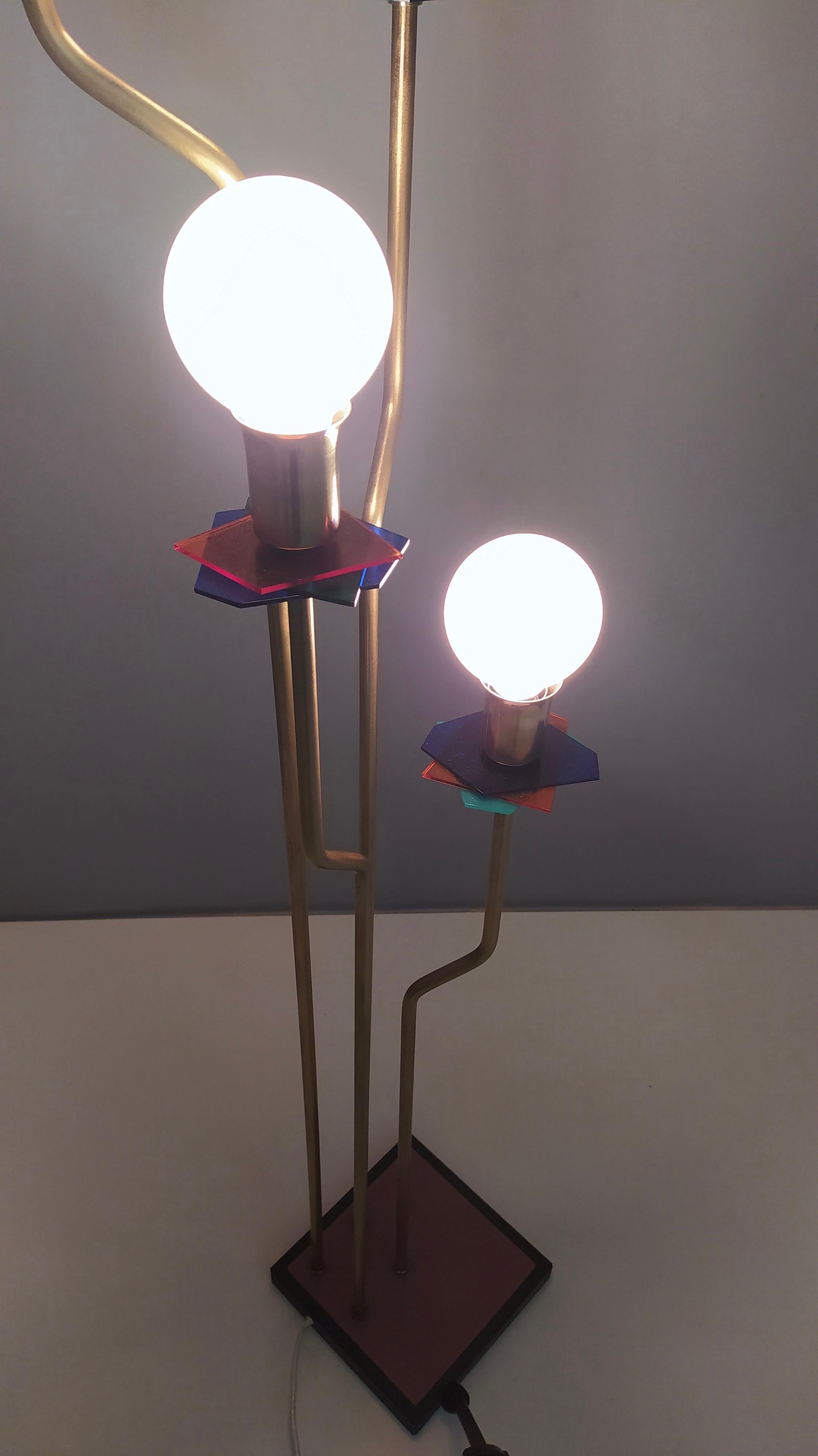 Ottone Lampada da terra in ottone, metallo verniciato e plexiglas 