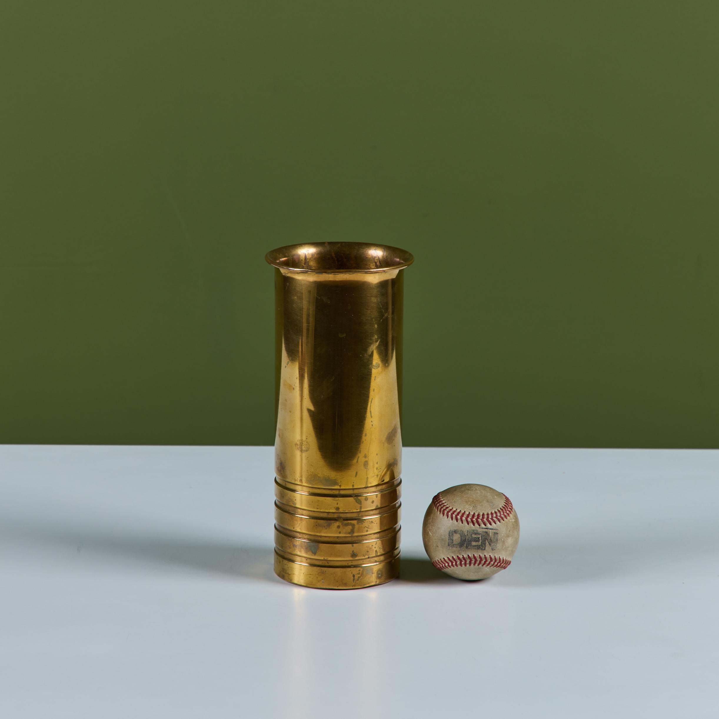Mid-Century moderno Vaso in ottone di Walter Von Nessen per Chase in vendita