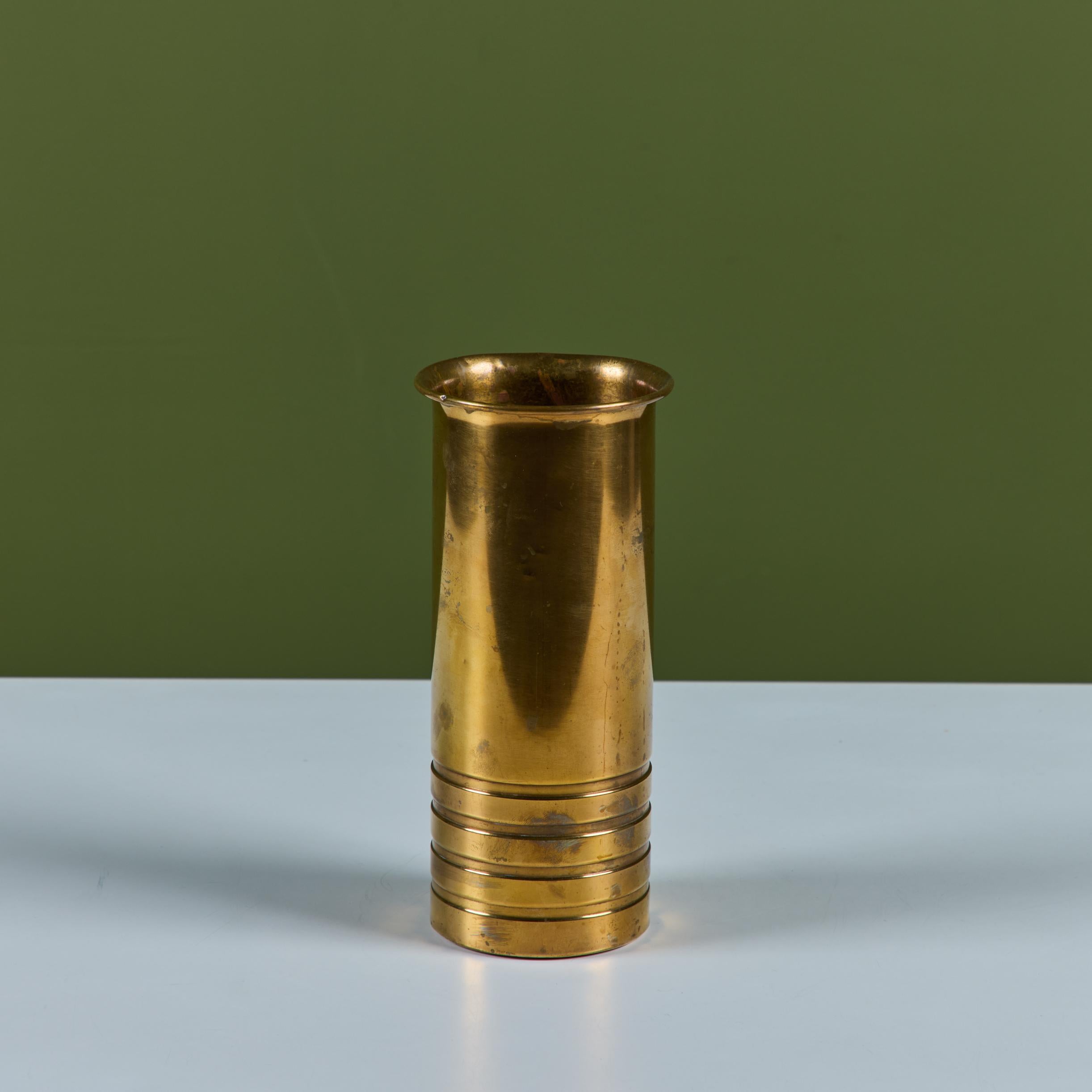 Metà XX secolo Vaso in ottone di Walter Von Nessen per Chase in vendita