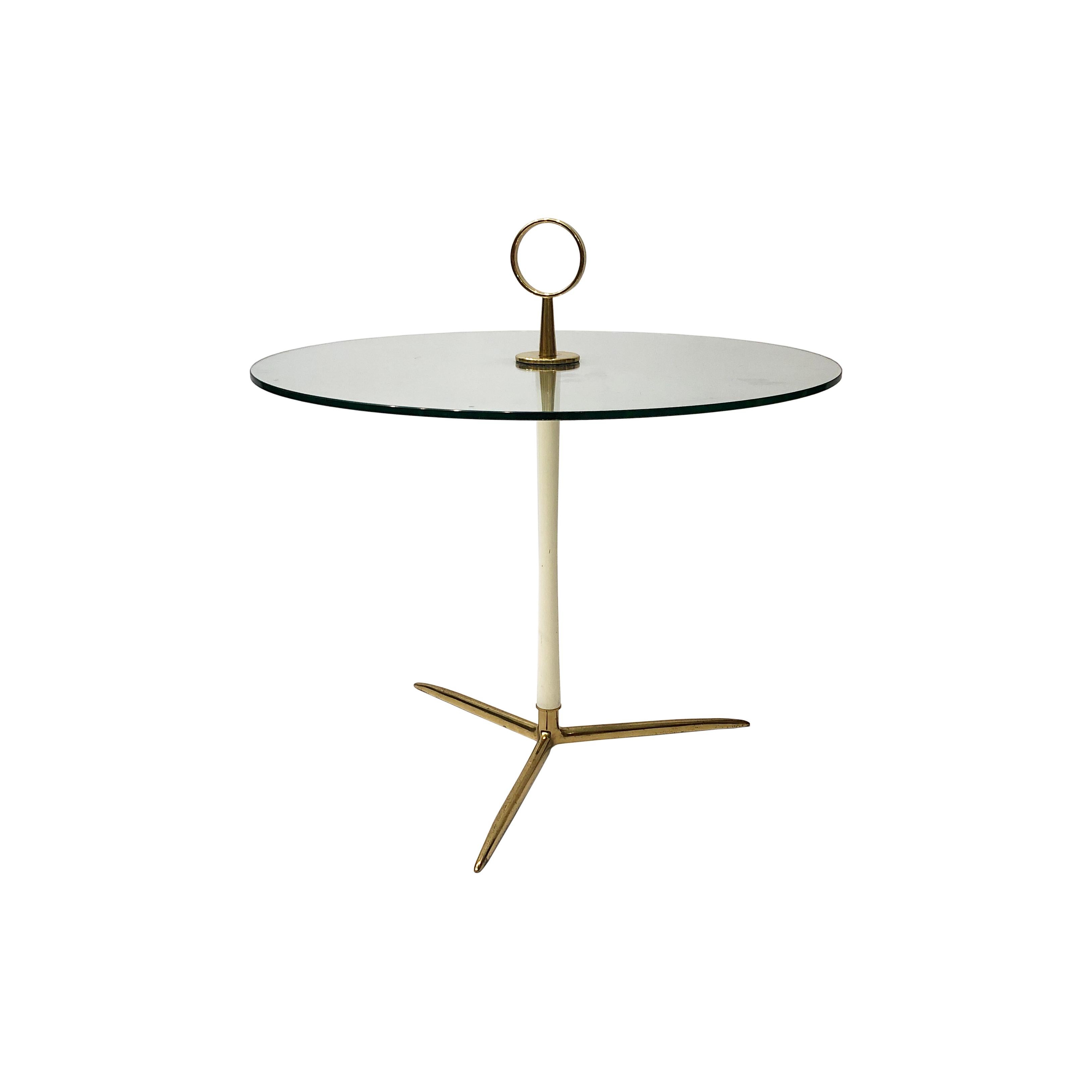 An elegant and rare Mid-Century Modern tripod side table designed and manufactured by Vereinigte Werkstätten, in 1950s Germany.

This side table stands on a brass tripod base where a central powdered coated rod in fine hourglass shape is joined on
