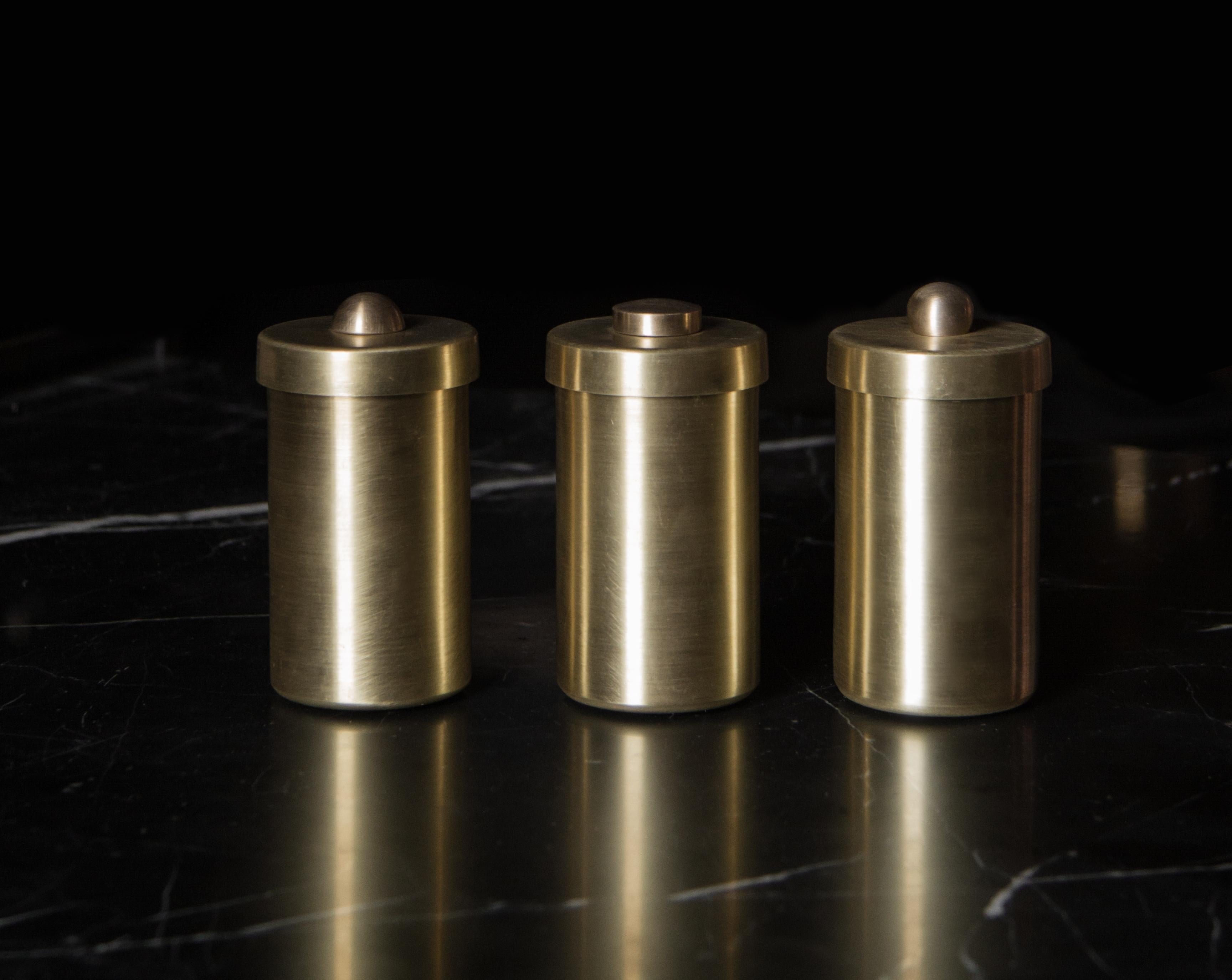 Americano Set di vasi in ottone con scatola in ottone in vendita