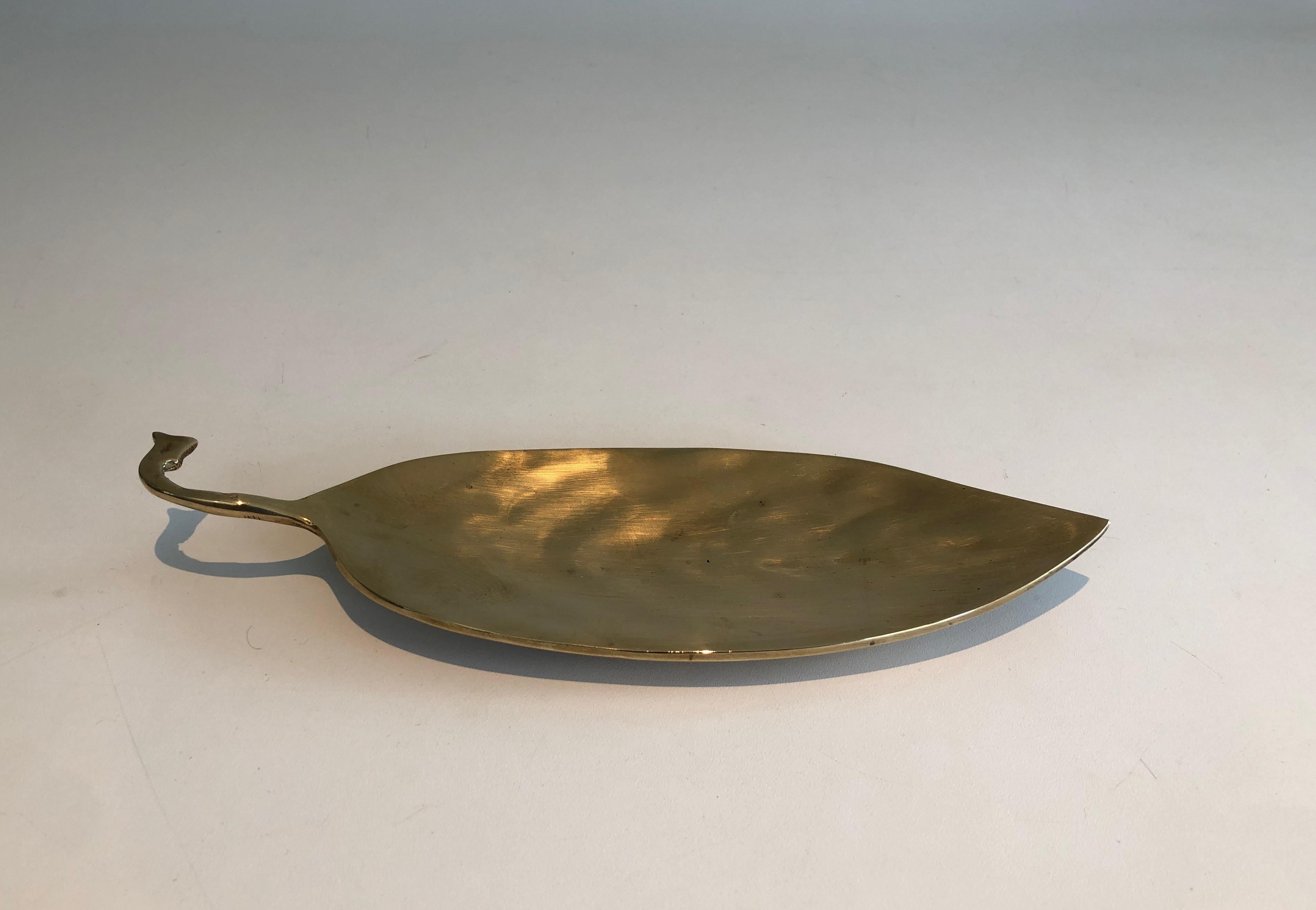 This Vide-Poche representing a leaf. is made of brass. This is a French Work. Circa 1970.