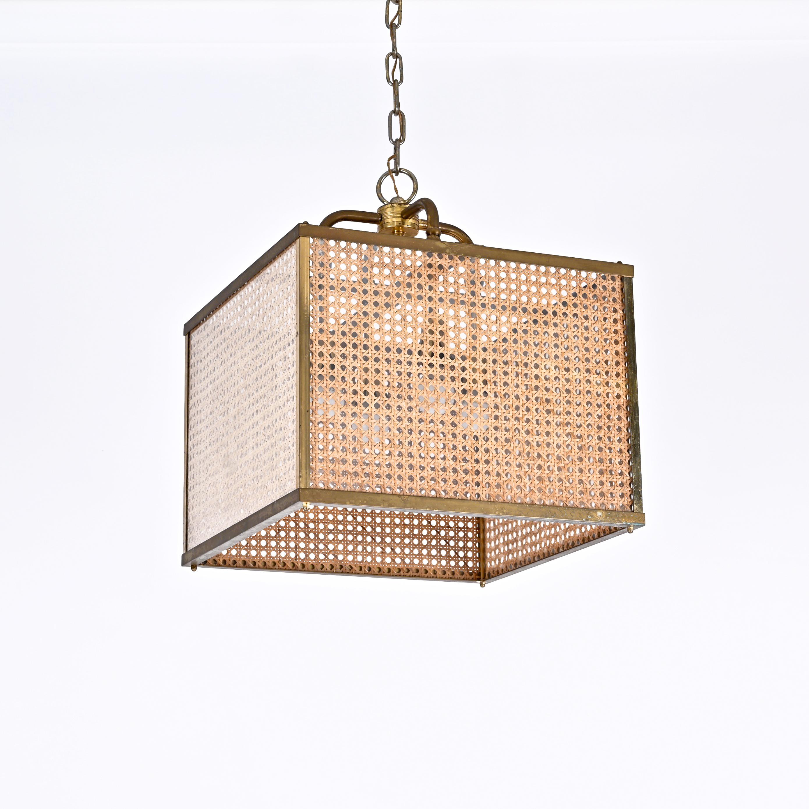 Marvellous chandelier made is solid brass, glass and Vienna straw wicker. This rare light was realized in Italy in the 1950s. 

This stunning chandelier features a lovely square shade in solid brass that is enriched by Vienna straw wicker. The