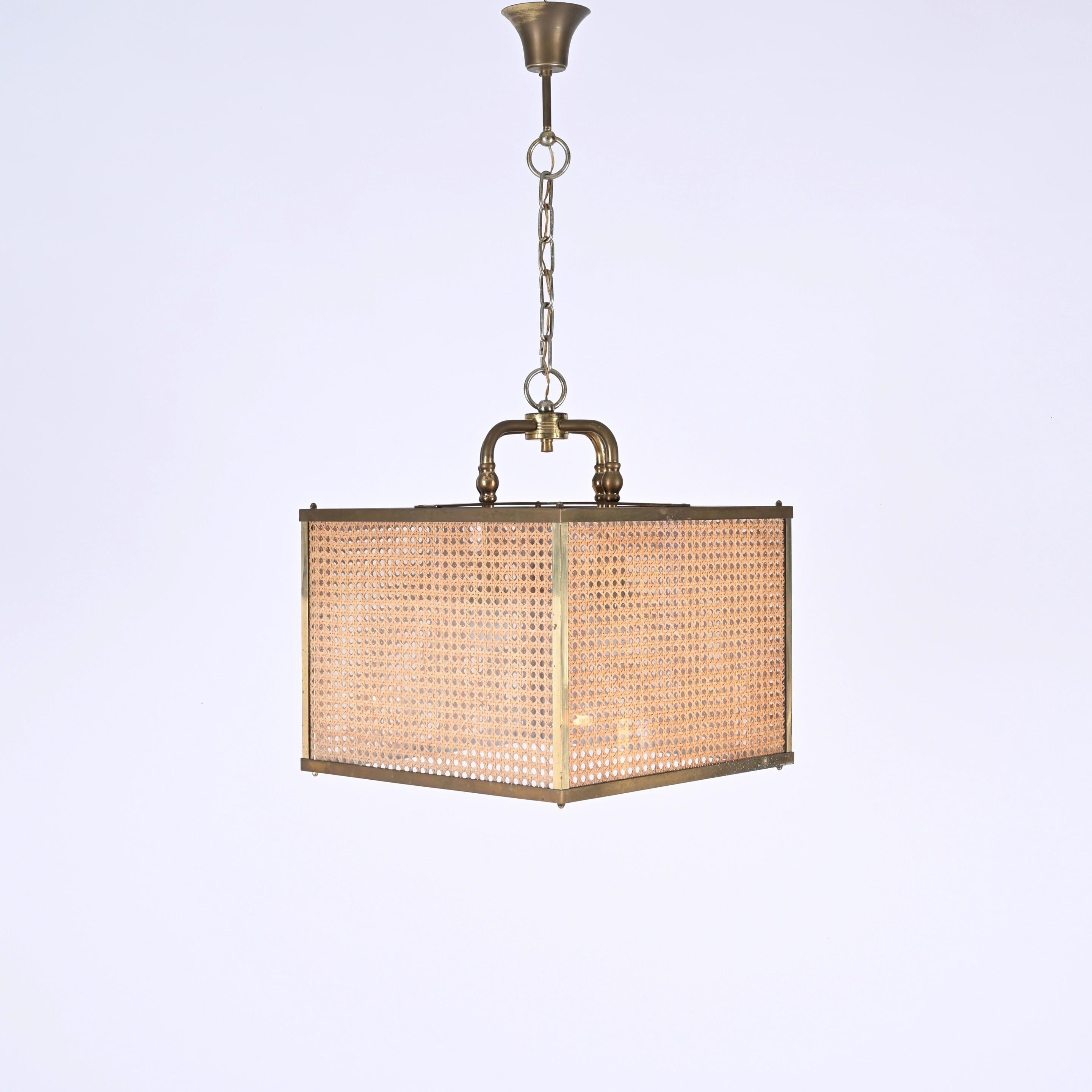 Mid-Century Modern Brass, Vienna Straw Wicker and Glass Square Chandelier Lamp, Italy, 1950s For Sale