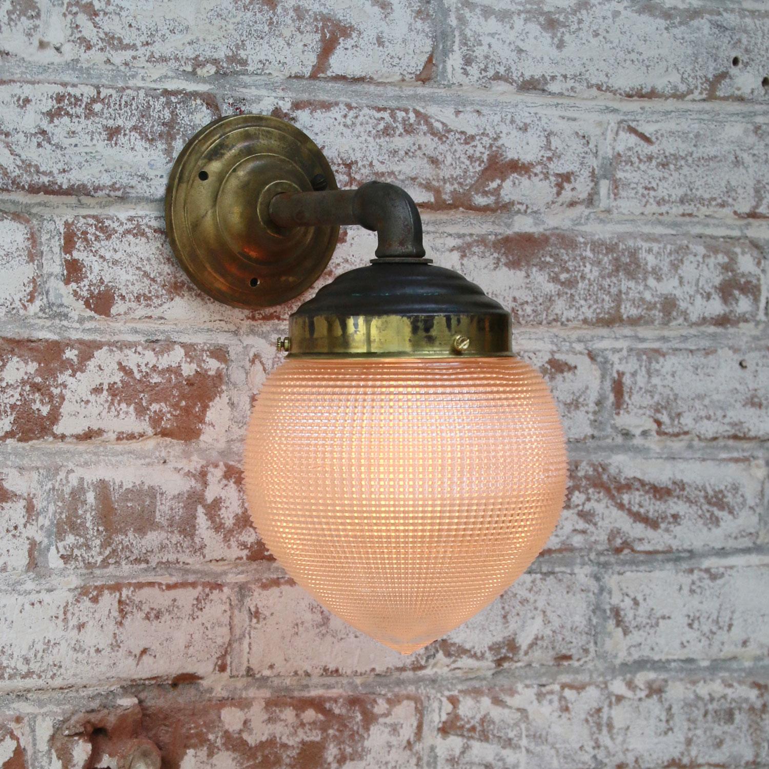 Dentist wall lamp or scone ± 1920
Brass and cast iron arm
Frosted ribbed glass

Measures: Diameter wall mount 10 cm

Weight: 1.80 kg / 4 lb

Priced per individual item. All lamps have been made suitable by international standards for
