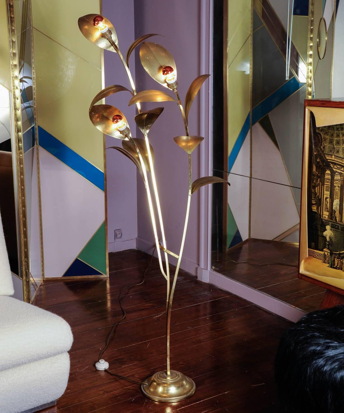 This exceptional floral lamp floor is made of brass, and composed by three arms with a lamp each.