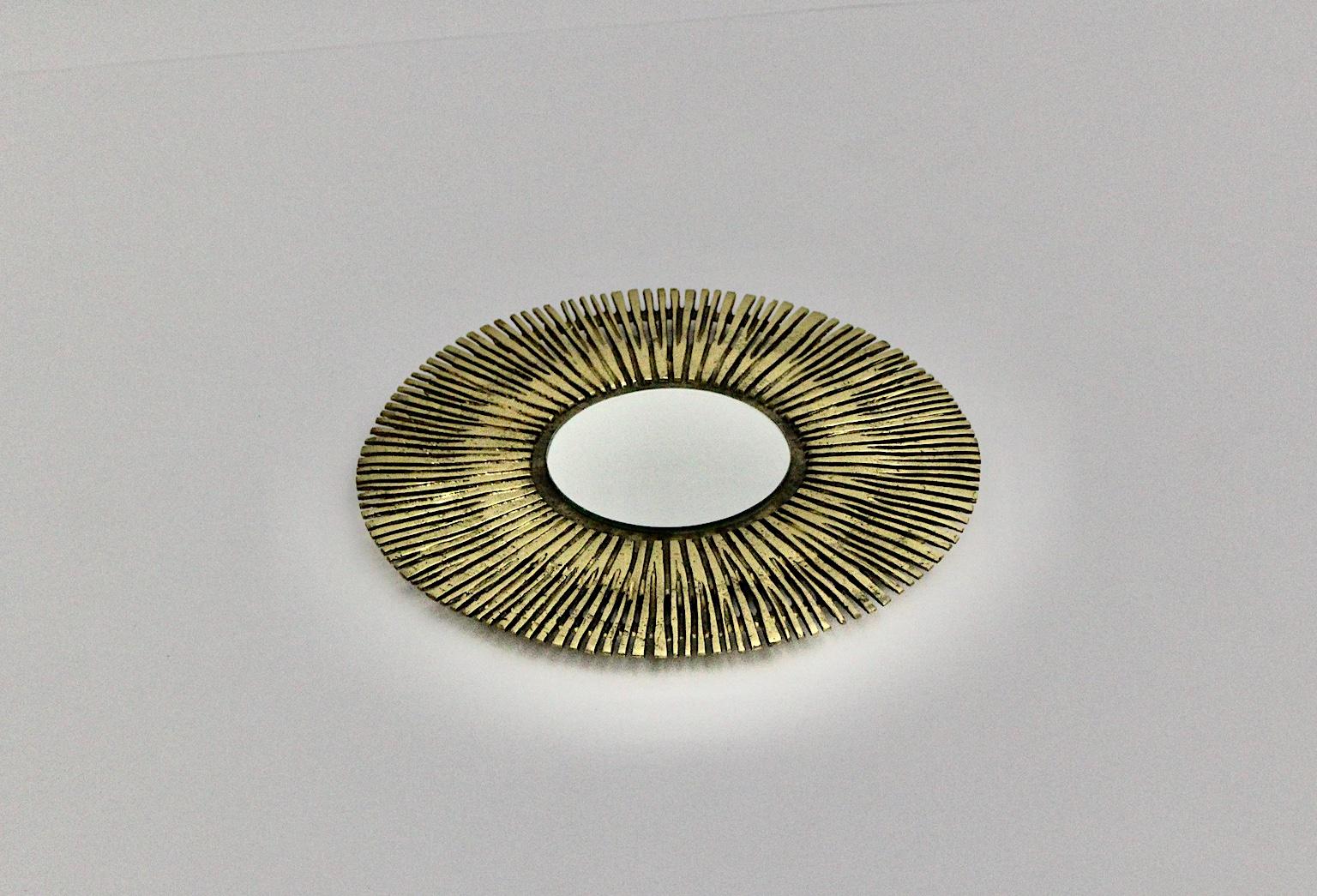 Francese Specchio d'ottone d'epoca con design circolare a raggiera Specchio da parete, Francia, anni '60 in vendita