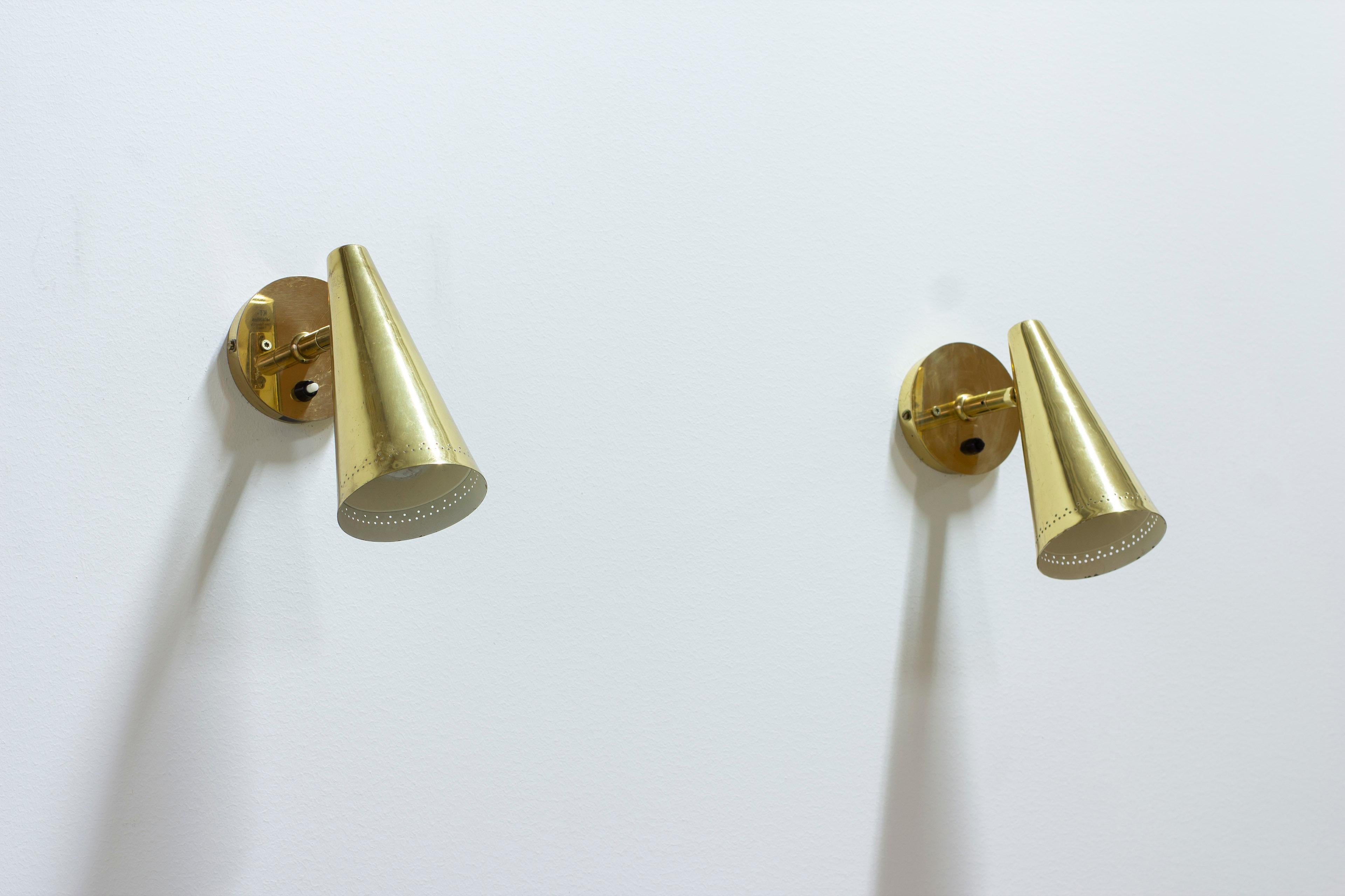 Ein Paar Wandlampen, entworfen und hergestellt in Finnland von KT Valaistus. Im Stil von Paavo Tynell, aber von einem unbekannten Designer. Hergestellt in den 1950-60er Jahren. Massives Messing poliert, innen weiß lackiert. Schöne Perforation
