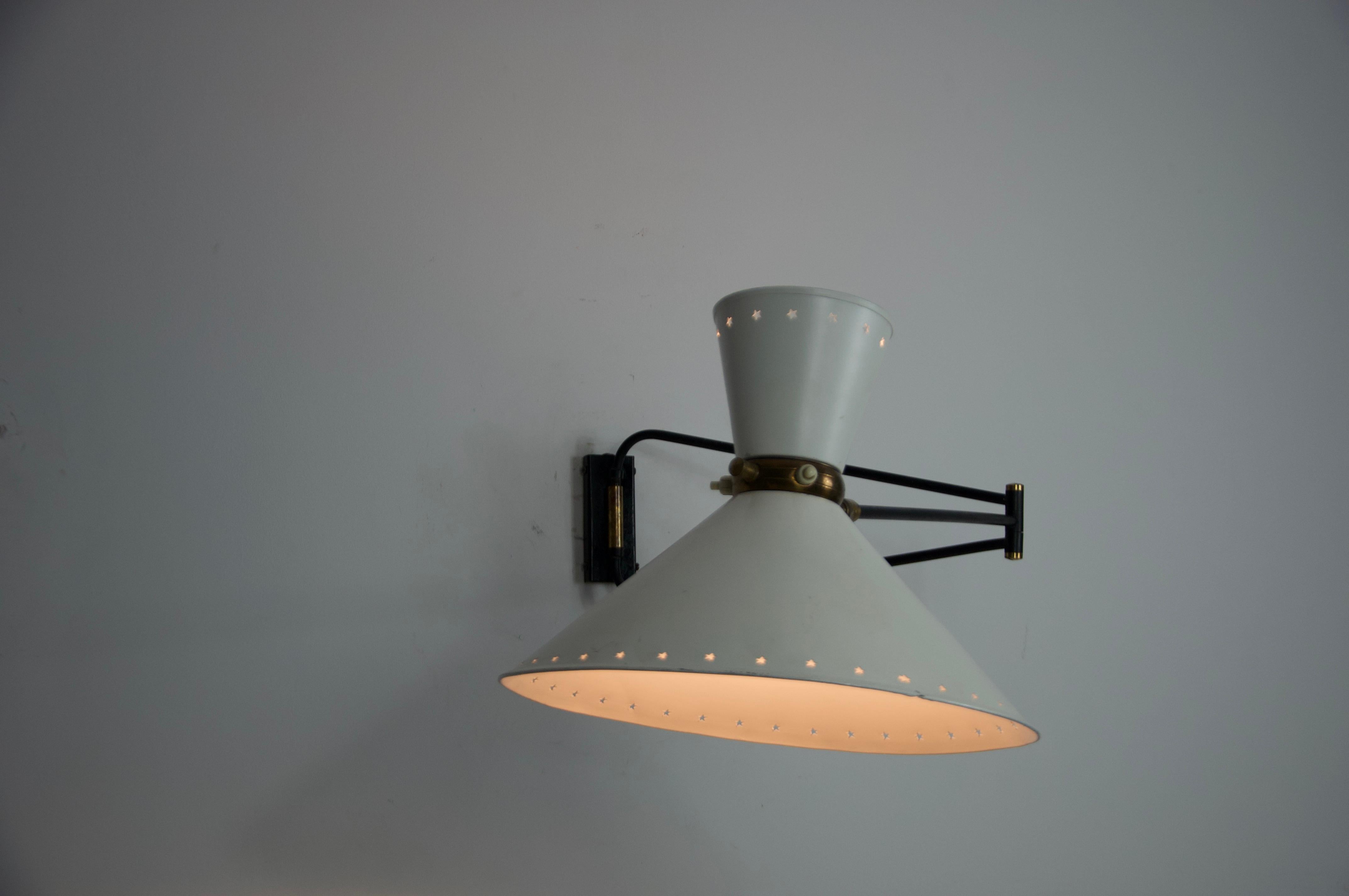 Lámpara de pared de latón de Rene Mathieu para Maison Lunel, 1960, Francia en venta 1