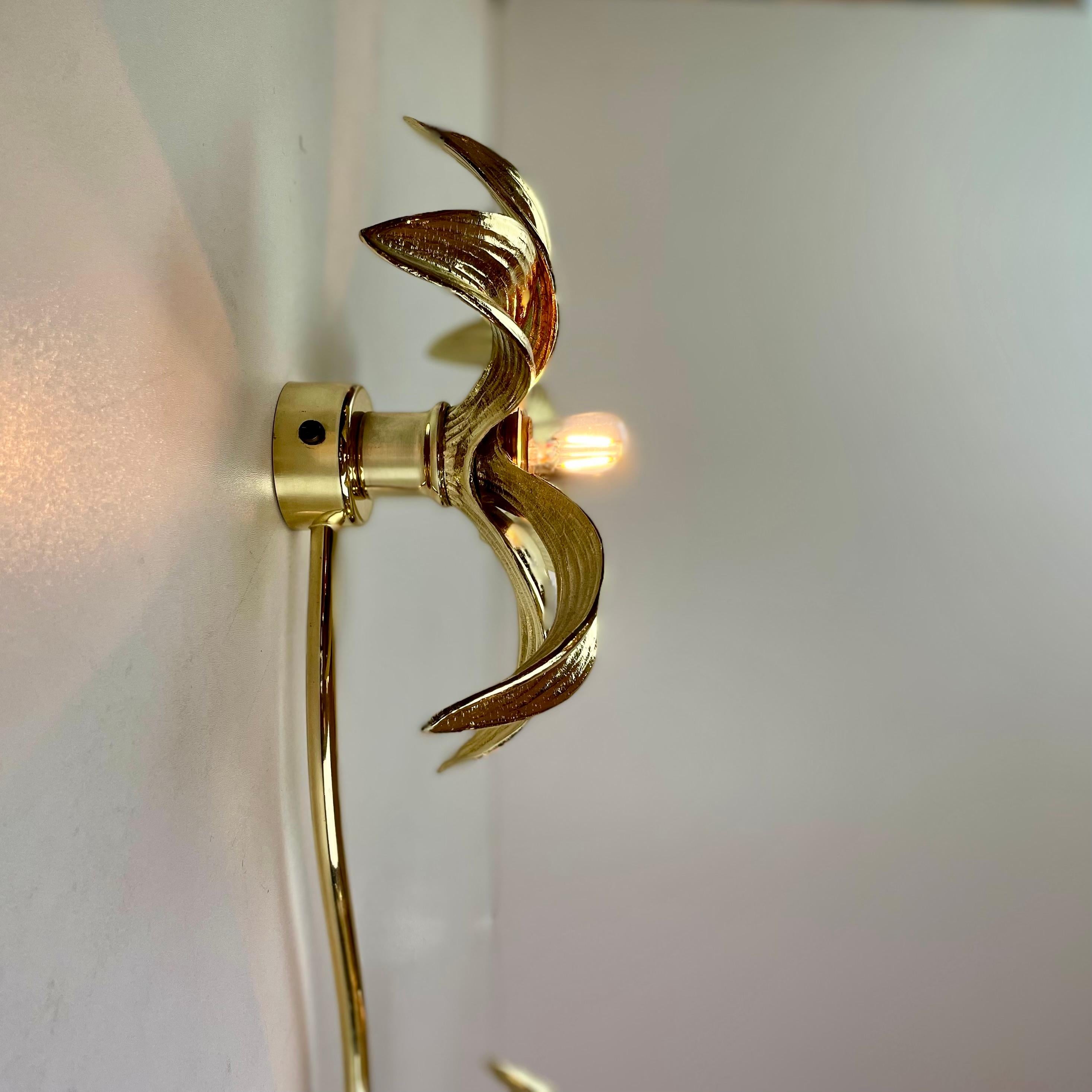 Wandleuchte aus Messing von Willy Daro für Massive, 1970~80er Jahre im Angebot 3