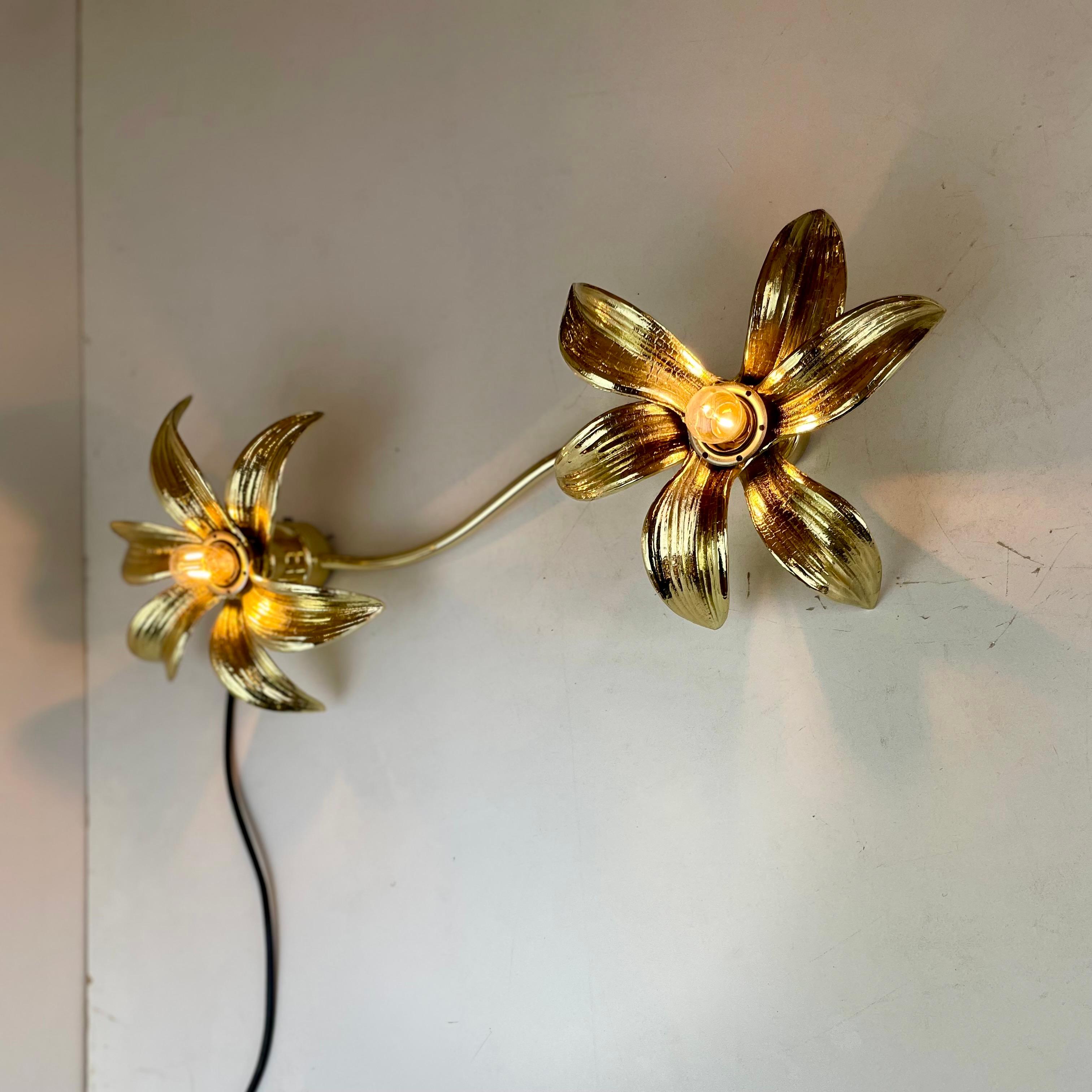 Schöne Wand- oder Deckenleuchte aus goldenem Metall mit zwei Blumen. In den 70er Jahren von Willy Daros entworfen und bis in die 80er Jahre von der kultigen belgischen Marke Massive produziert.
-
Entworfen von: Willy Daros
Produziert von: