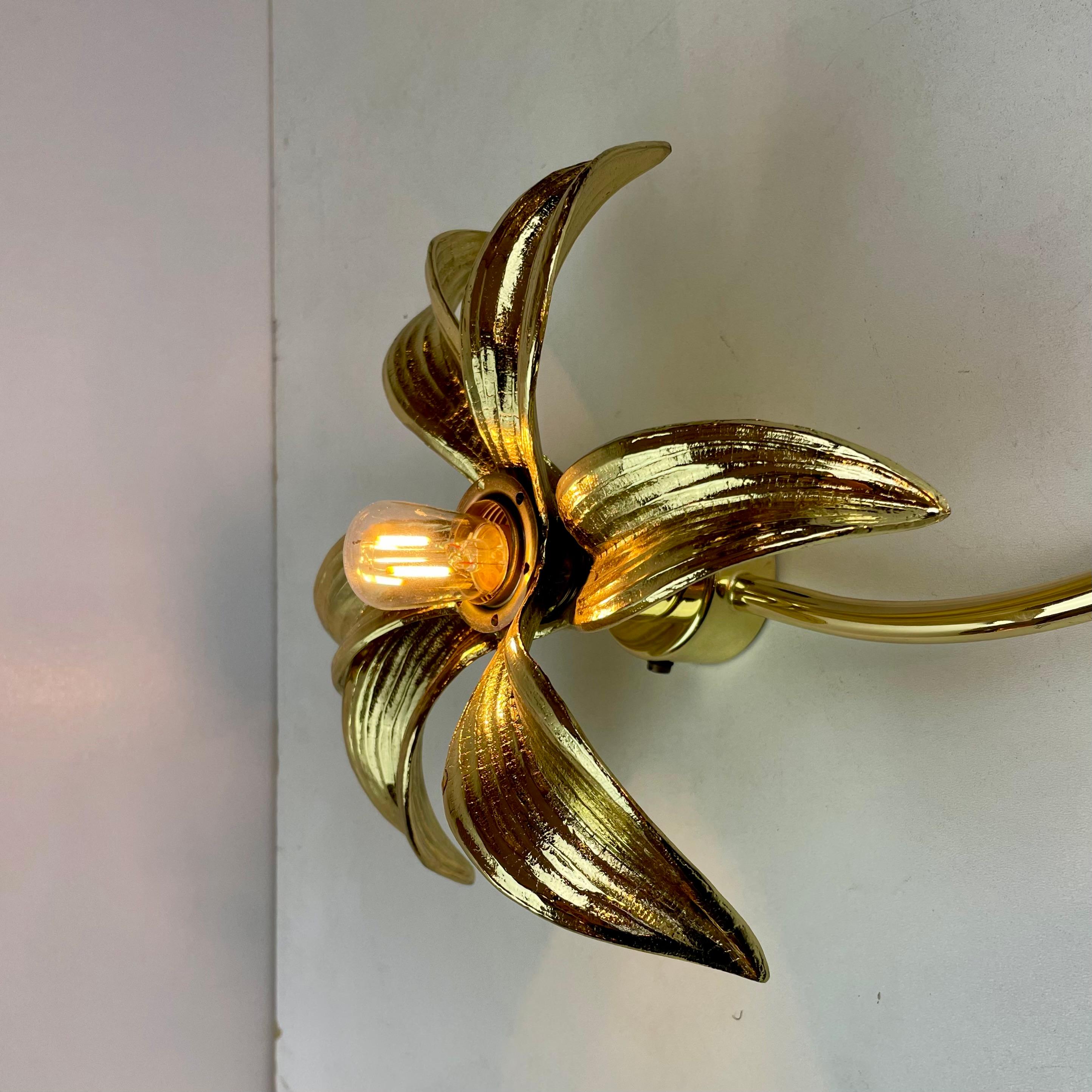 Wandleuchte aus Messing von Willy Daro für Massive, 1970~80er Jahre im Angebot 1