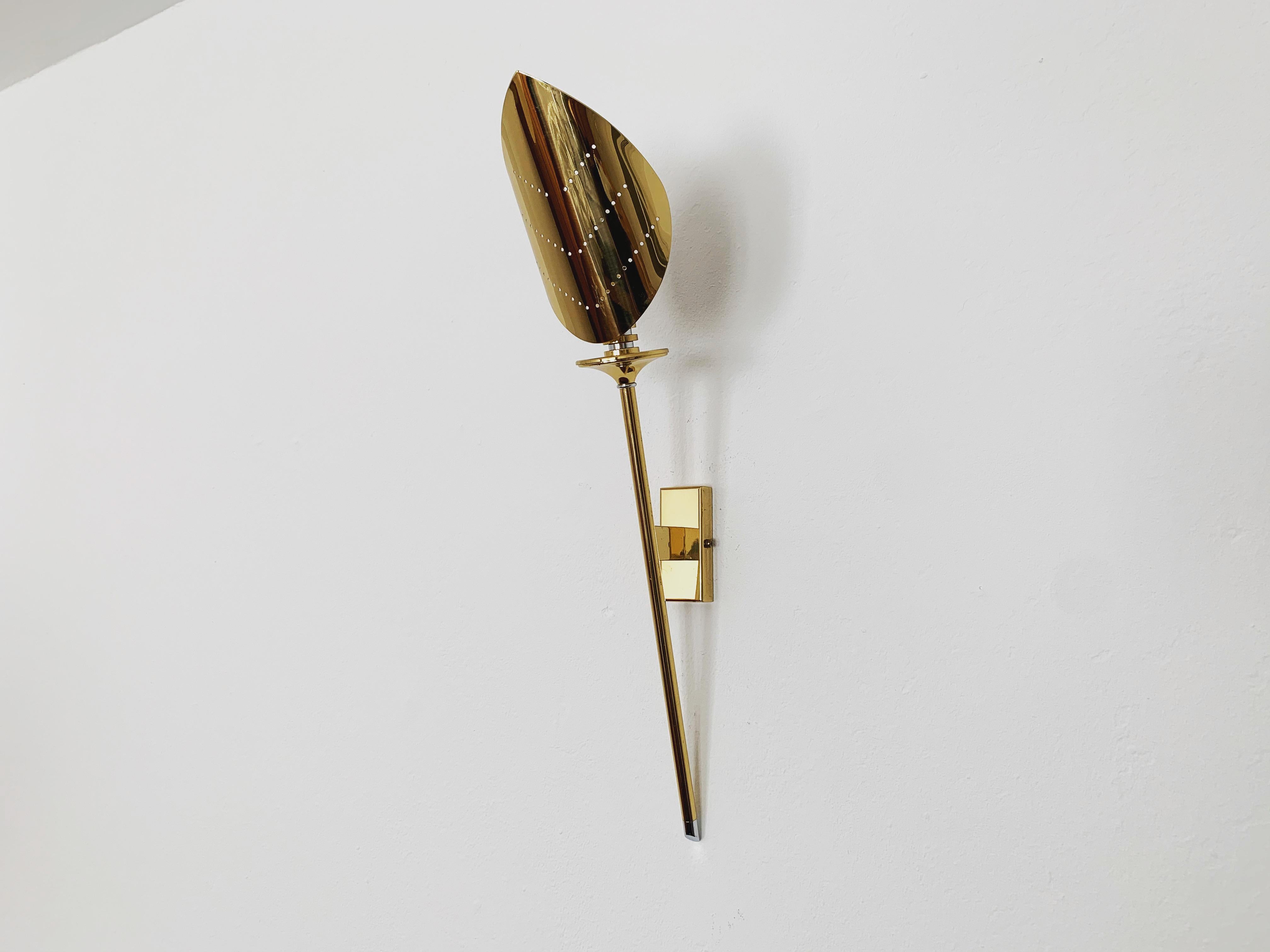 Beautiful wall lamp from the 1980s.
Impressive design and high-quality, very solid workmanship.
The design and the brass create a spectacular light.

Condition:

Very good vintage condition with slight signs of wear consistent with age.

The