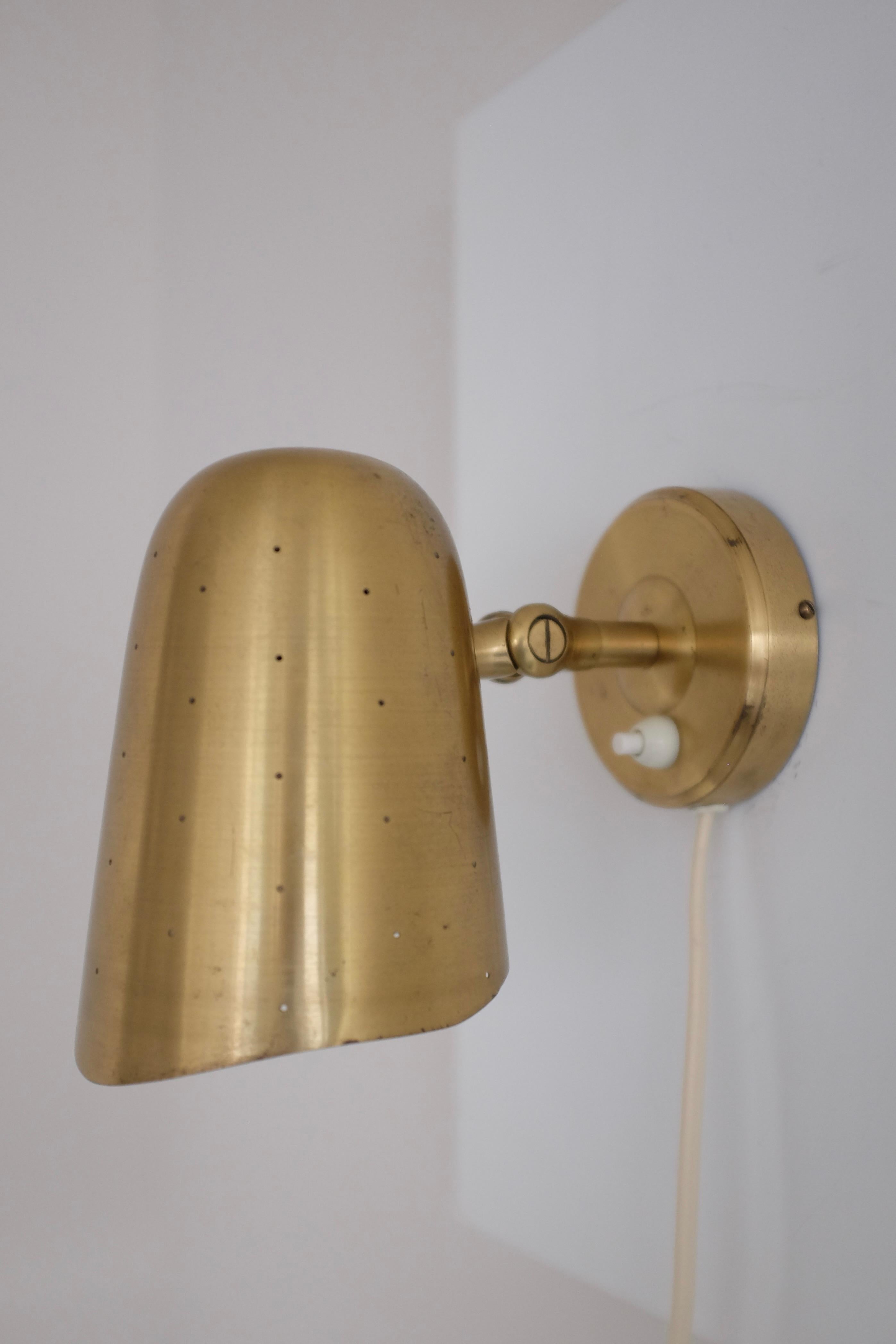 Brass wall lamp in modell 6506 by Boréns, Sweden. Beautiful perforated shade with a wavy shape to the edge. Can be used as a small side light or mounted as a wall lamp. Patina to the brass and overall in a good condition. 

Dimensions: D 9 in. x H 6