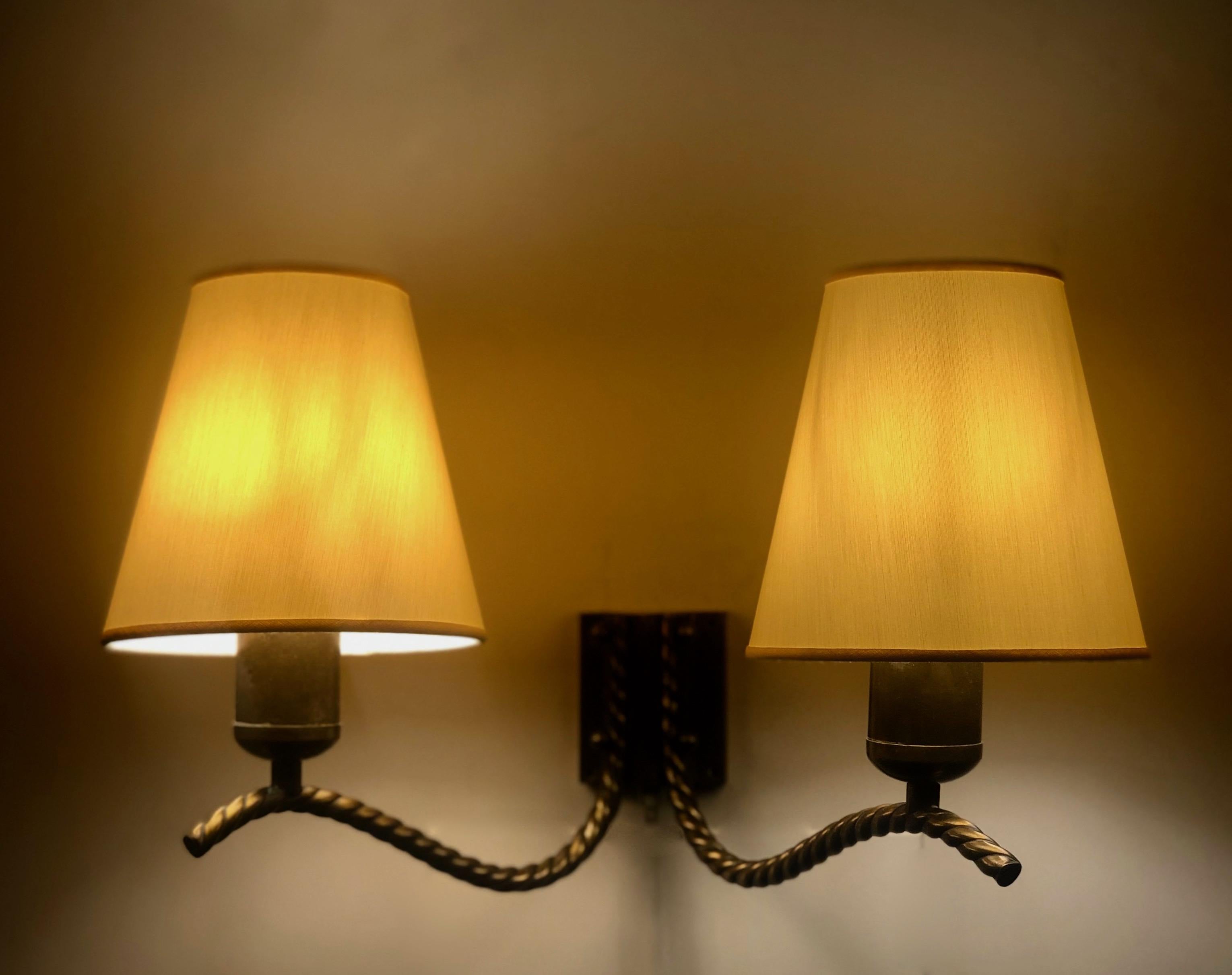 Lampe murale en laiton des années 1930 avec abat-jour en soie, Autriche en vente 3