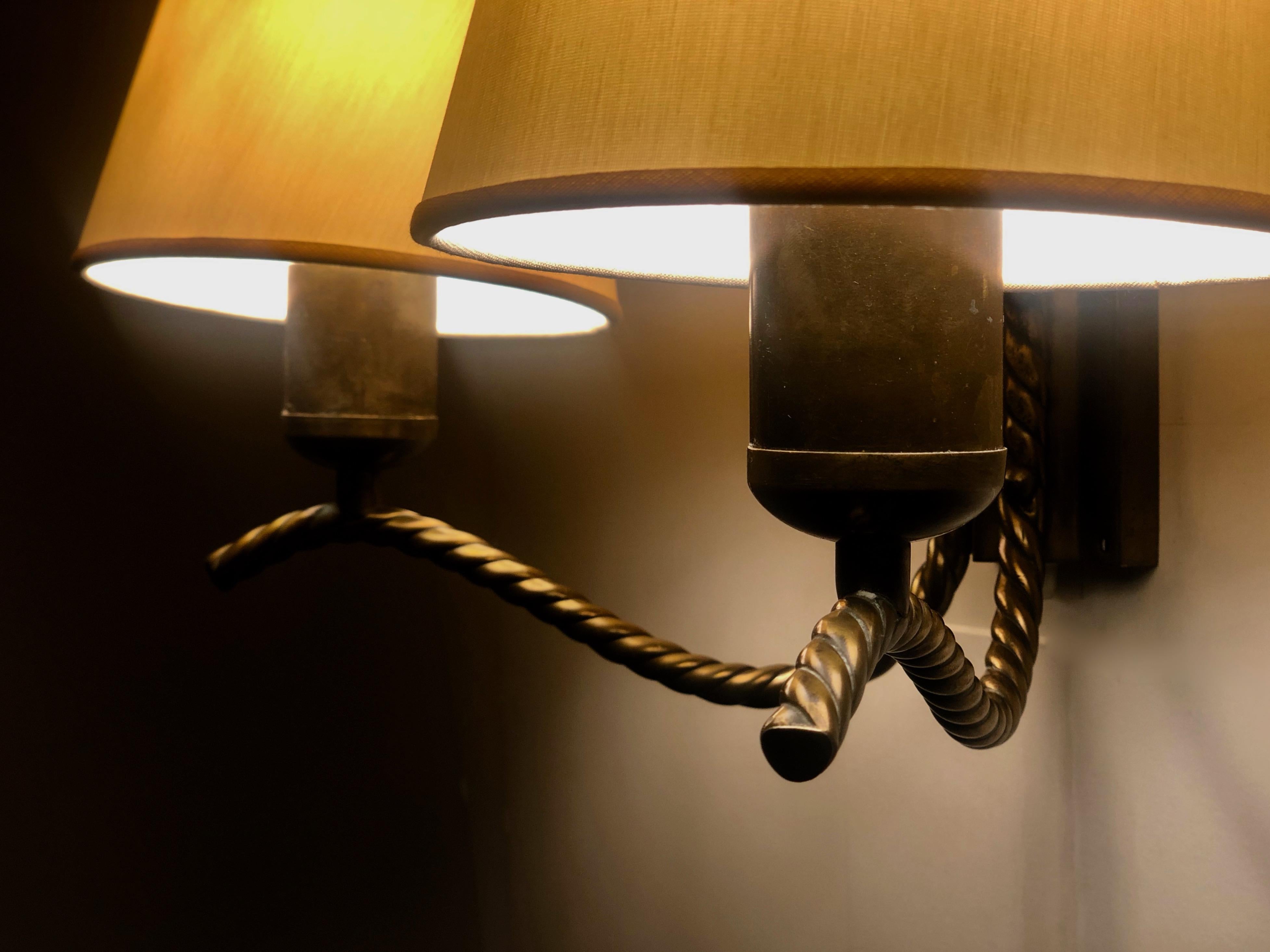 Lampe murale en laiton des années 1930 avec abat-jour en soie, Autriche en vente 4