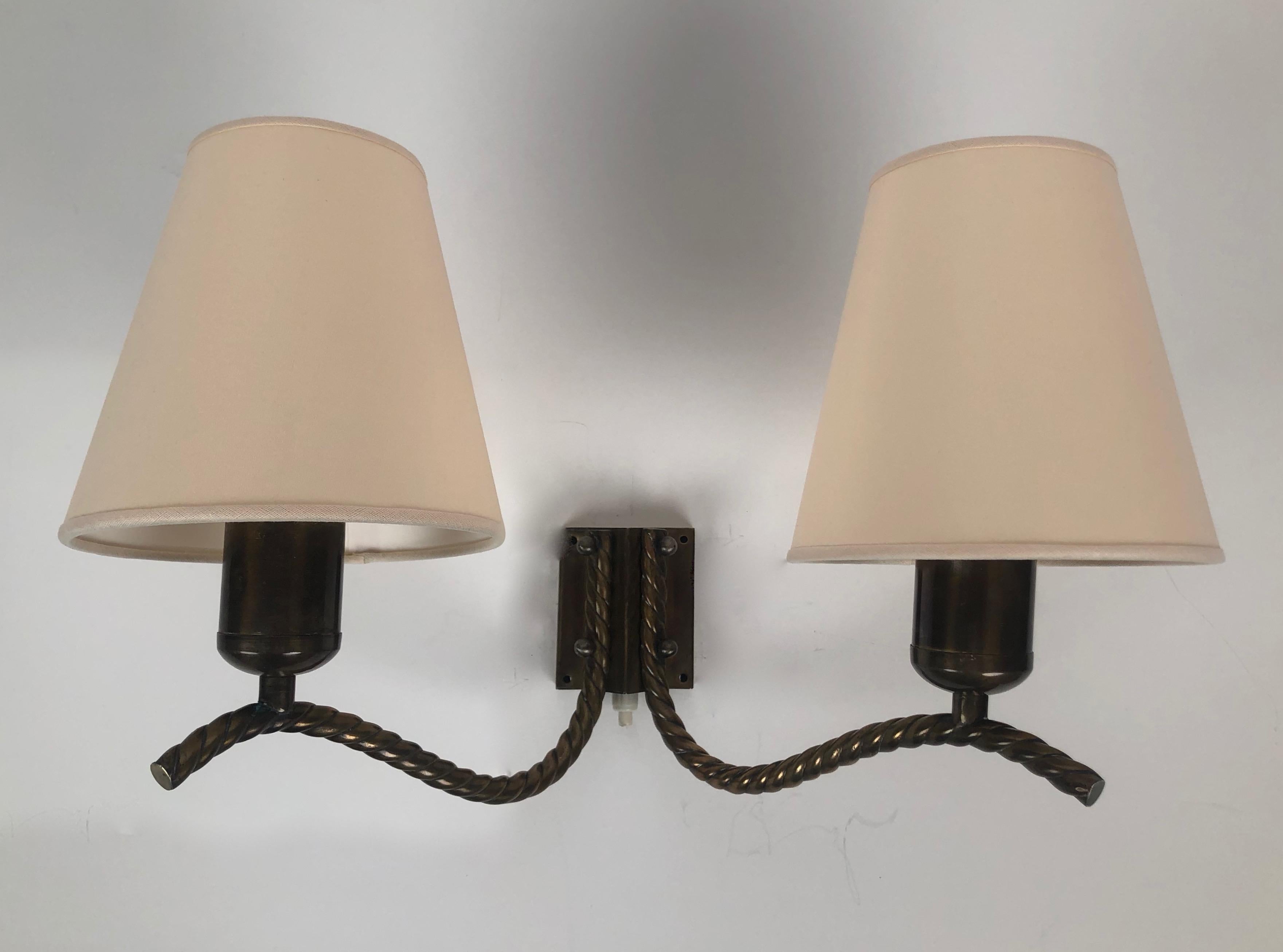 Une intéressante applique en laiton des années 1930. Une lampe bien pensée et torsadée
Les bras en laiton contrastent avec le support mural en métal lisse et les bras en laiton.
tasses pour les luminaires.

En utilisant les cadres d'origine, les