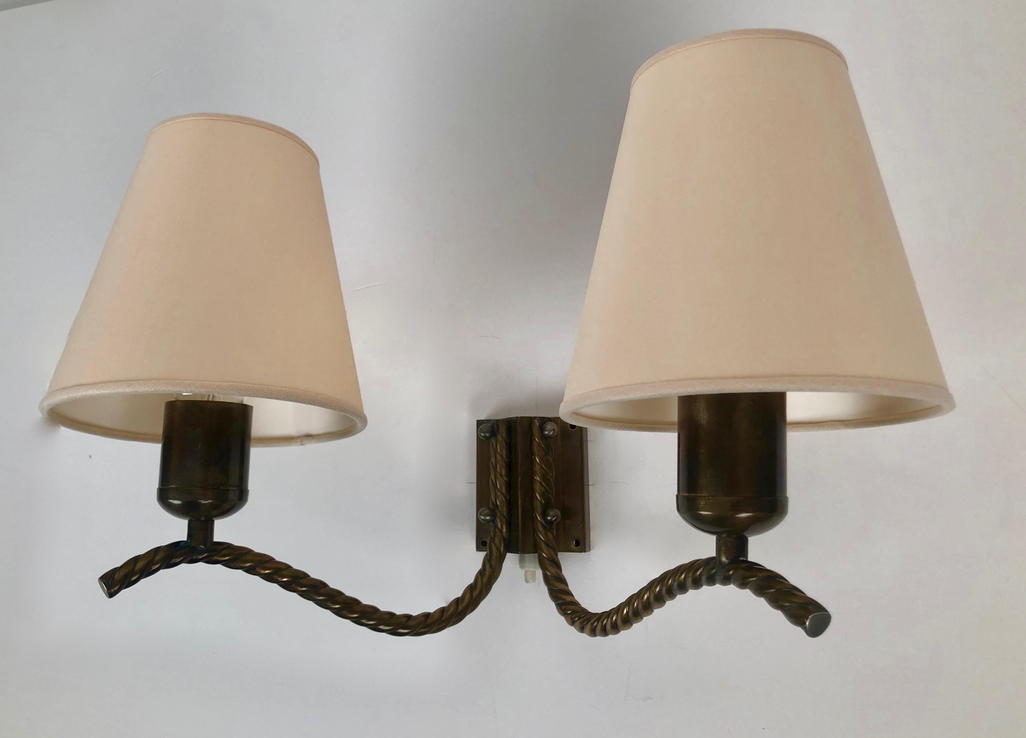 Moderne Lampe murale en laiton des années 1930 avec abat-jour en soie, Autriche en vente