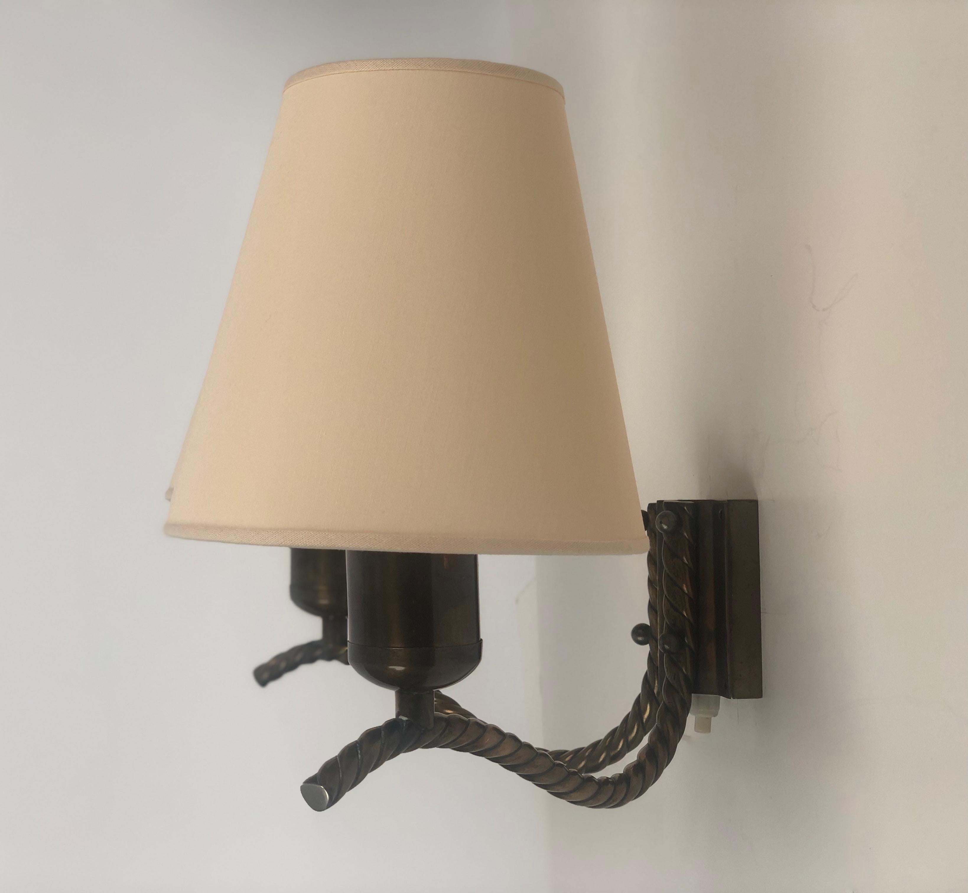 Autrichien Lampe murale en laiton des années 1930 avec abat-jour en soie, Autriche en vente