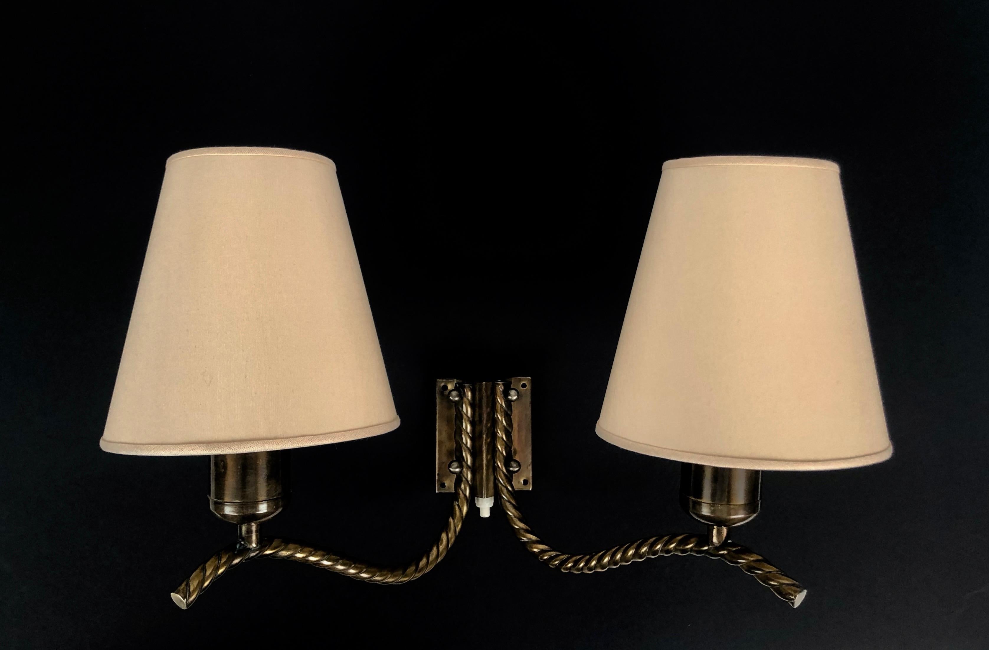Patiné Lampe murale en laiton des années 1930 avec abat-jour en soie, Autriche en vente