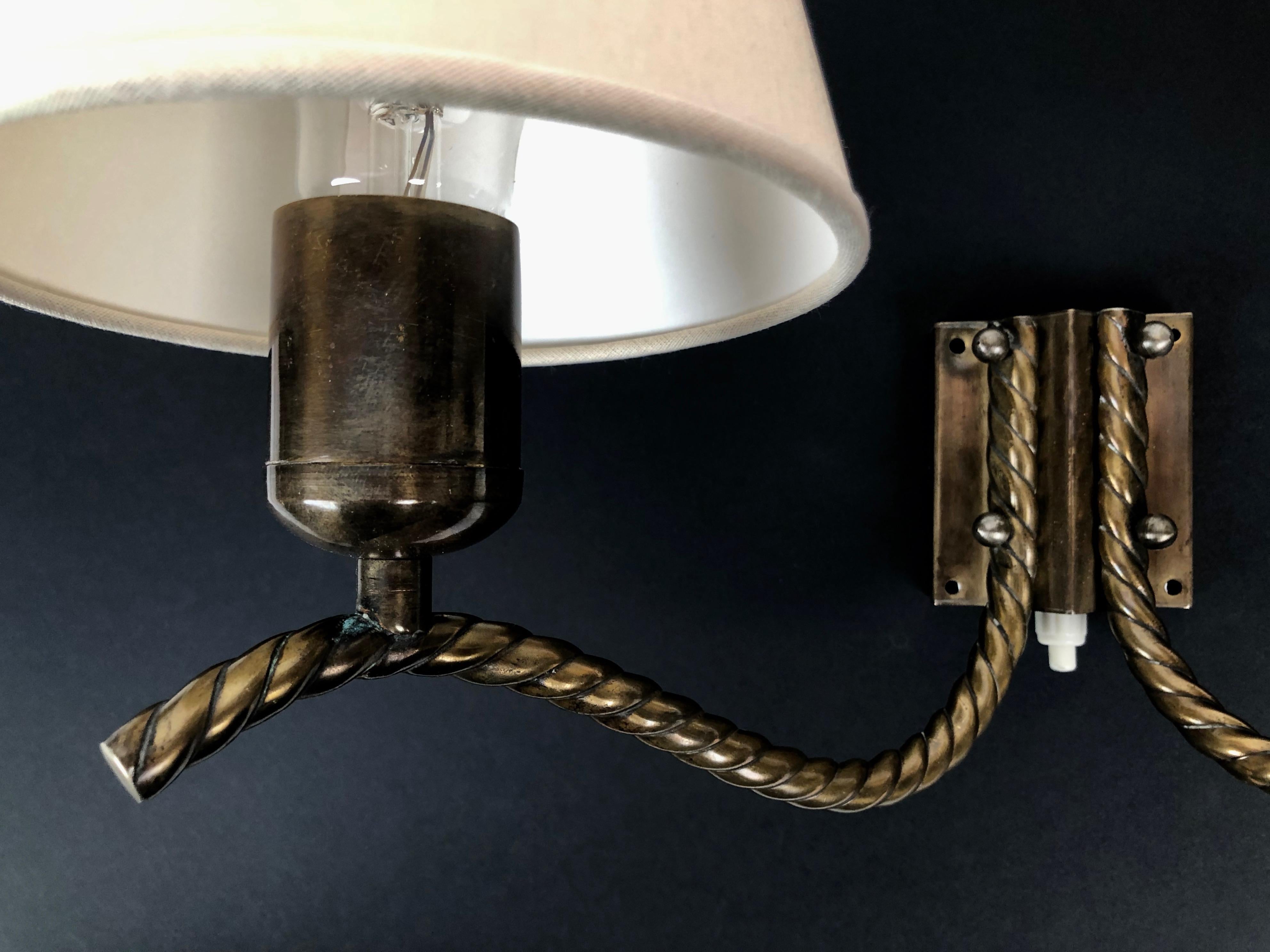 Lampe murale en laiton des années 1930 avec abat-jour en soie, Autriche Bon état - En vente à Vienna, Austria