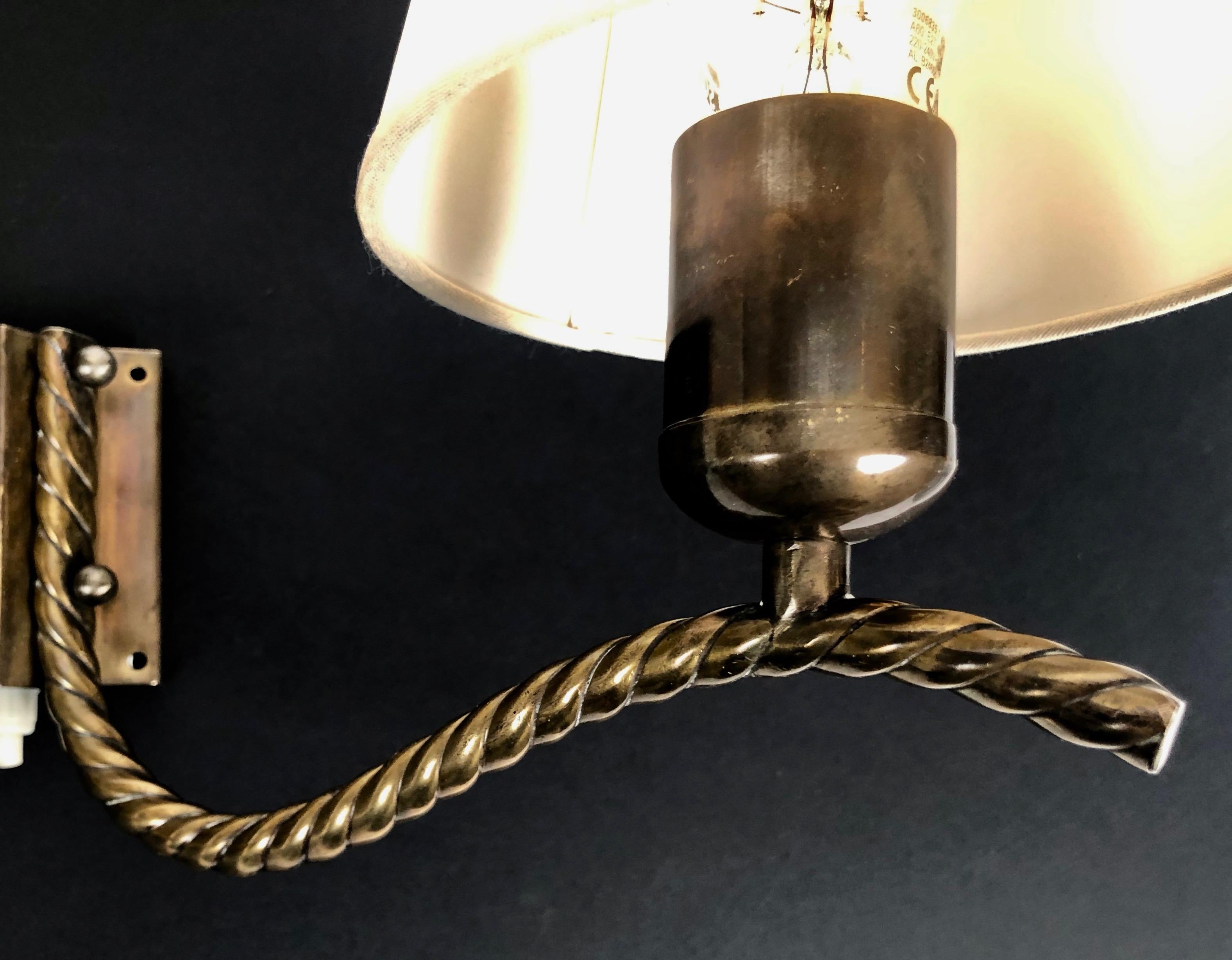 Milieu du XXe siècle Lampe murale en laiton des années 1930 avec abat-jour en soie, Autriche en vente
