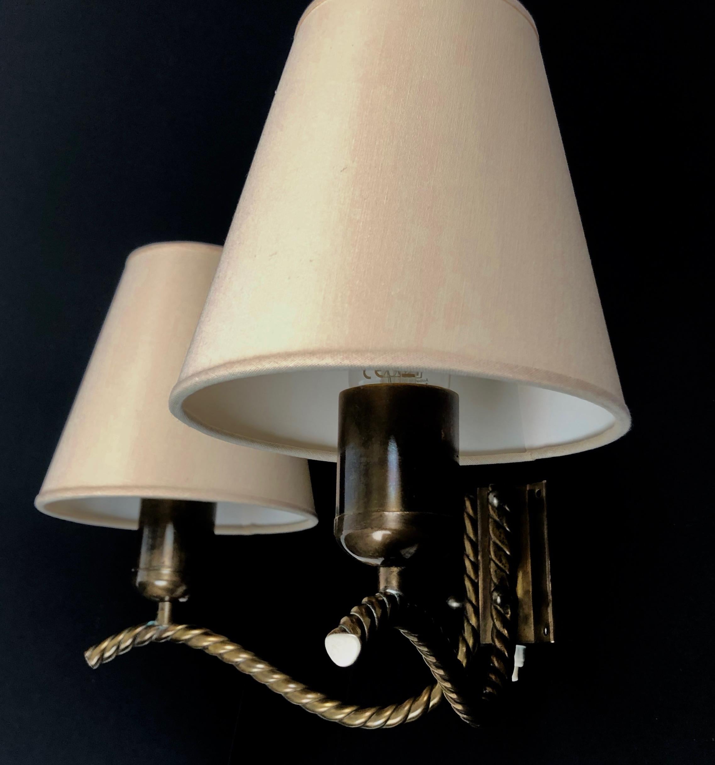 Laiton Lampe murale en laiton des années 1930 avec abat-jour en soie, Autriche en vente