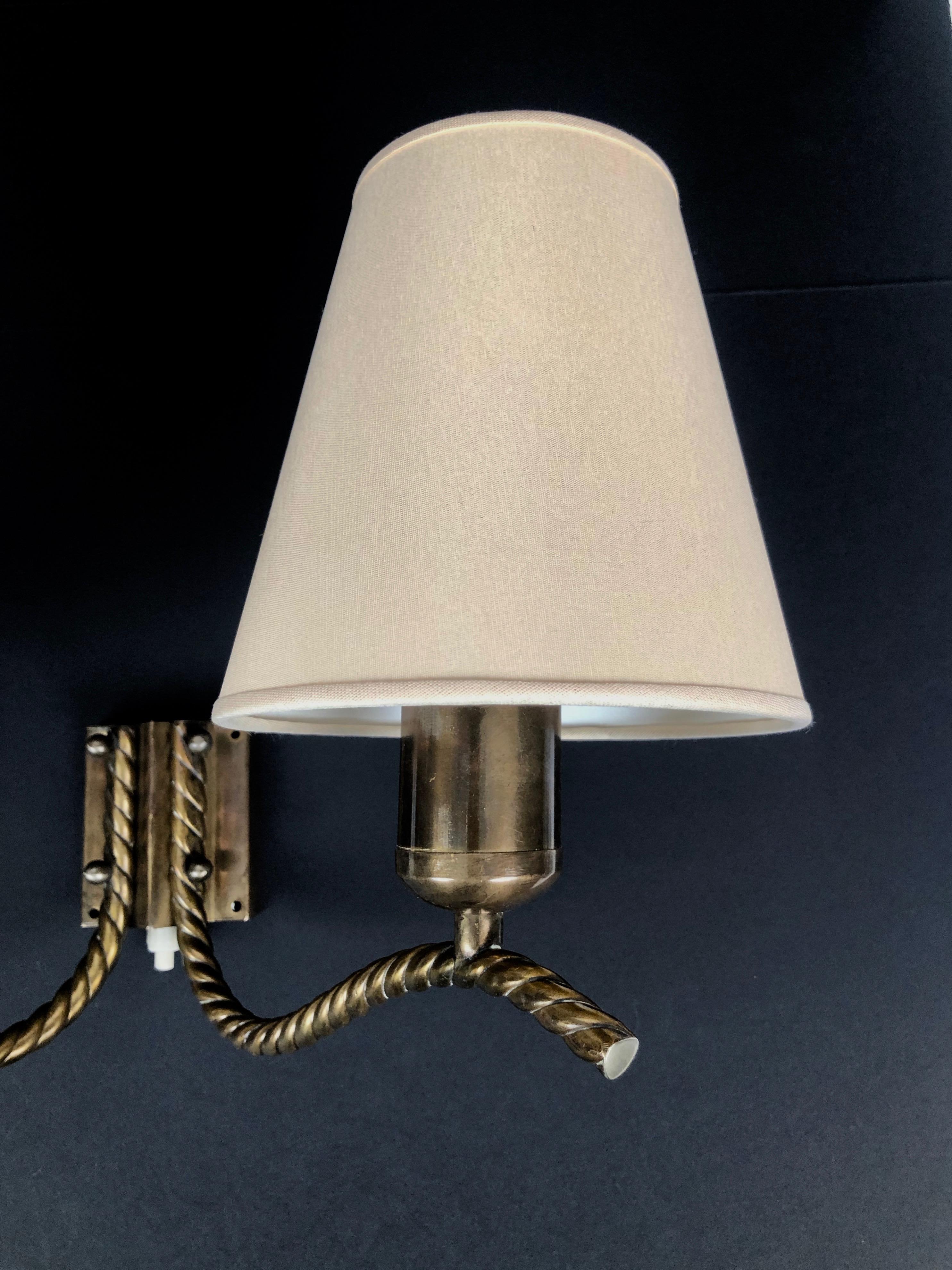 Lampe murale en laiton des années 1930 avec abat-jour en soie, Autriche en vente 1