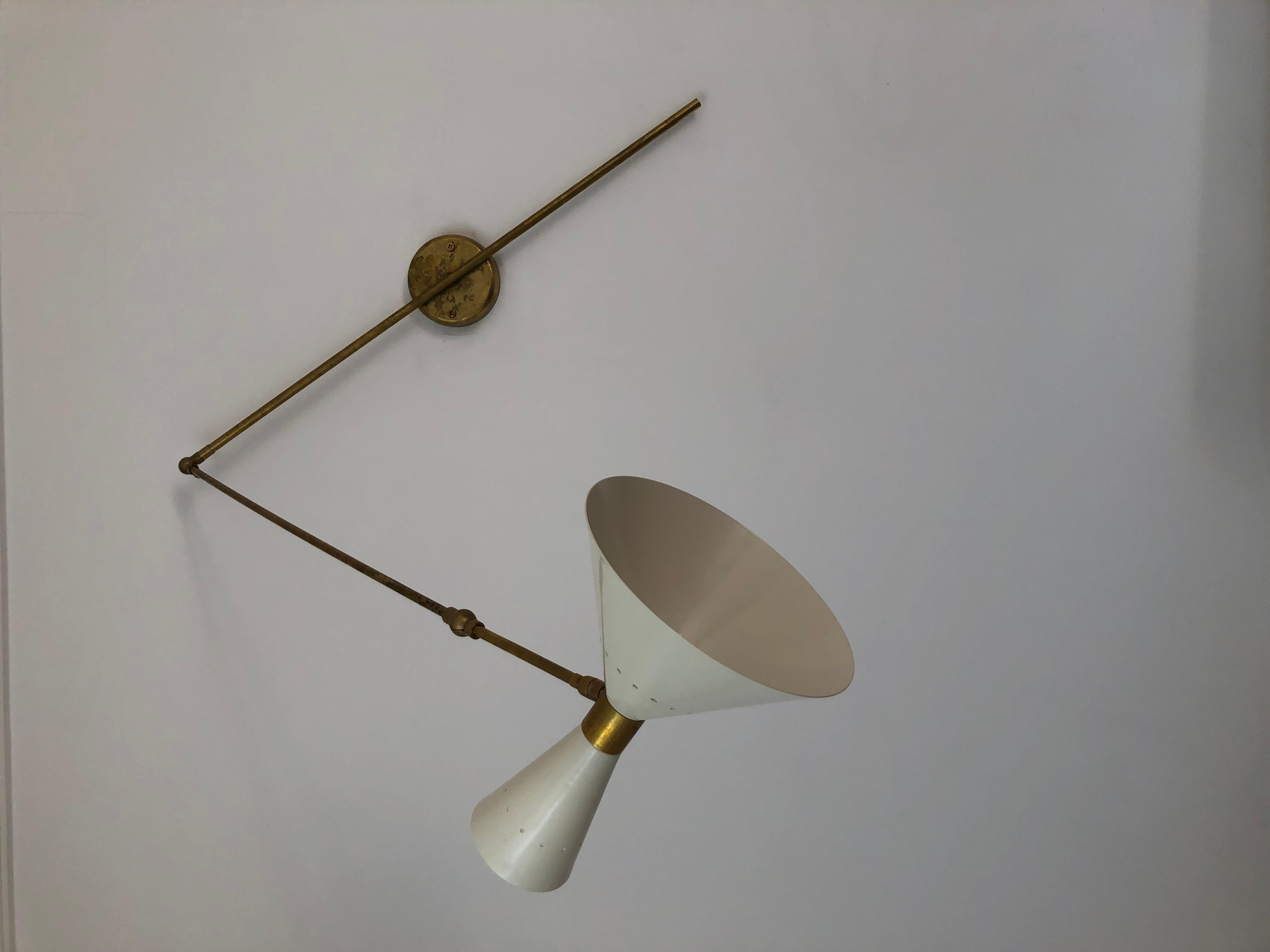 Adjustable Wall Lamp Beige Cone Stilnovo Style -Design-

Materials: Brass, Beige Metal

Conditions: Perfect, with working electrical system

Details: Two light points, one at the top and one at the bottom

Measurements: 90 cm x 90 cm x 13 cm