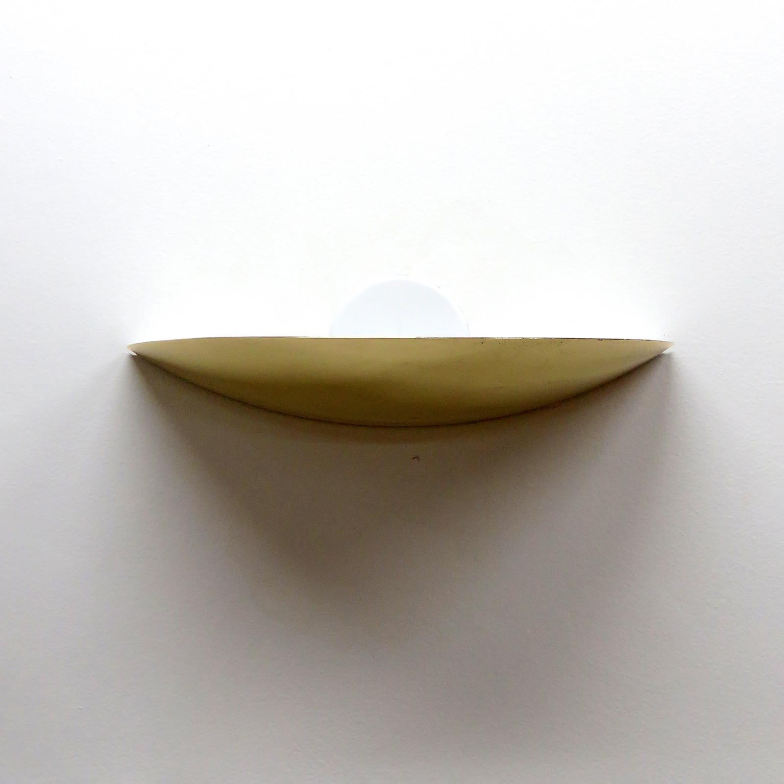 Splendidi faretti da parete minimalisti in ottone di Julius Theodor Kalmar di Vienna, Austria, 1980, in ottime condizioni con tracce d'uso dovute all'età, numero di modello 8031/2/1/11/0, piastra posteriore personalizzata per scatole di derivazione