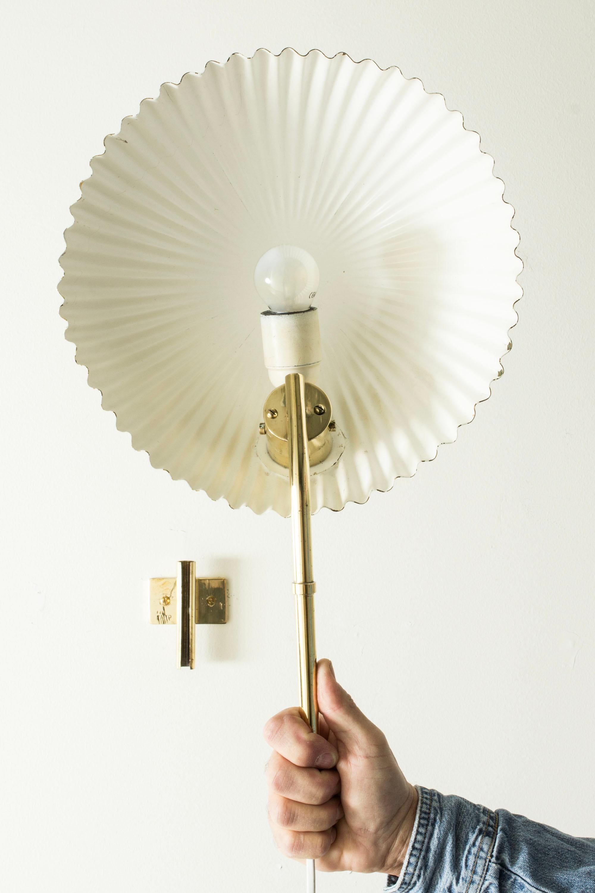 Aplique de latón de Paavo Tynell para Taito Oy, Finlandia, década de 1940 en venta 2