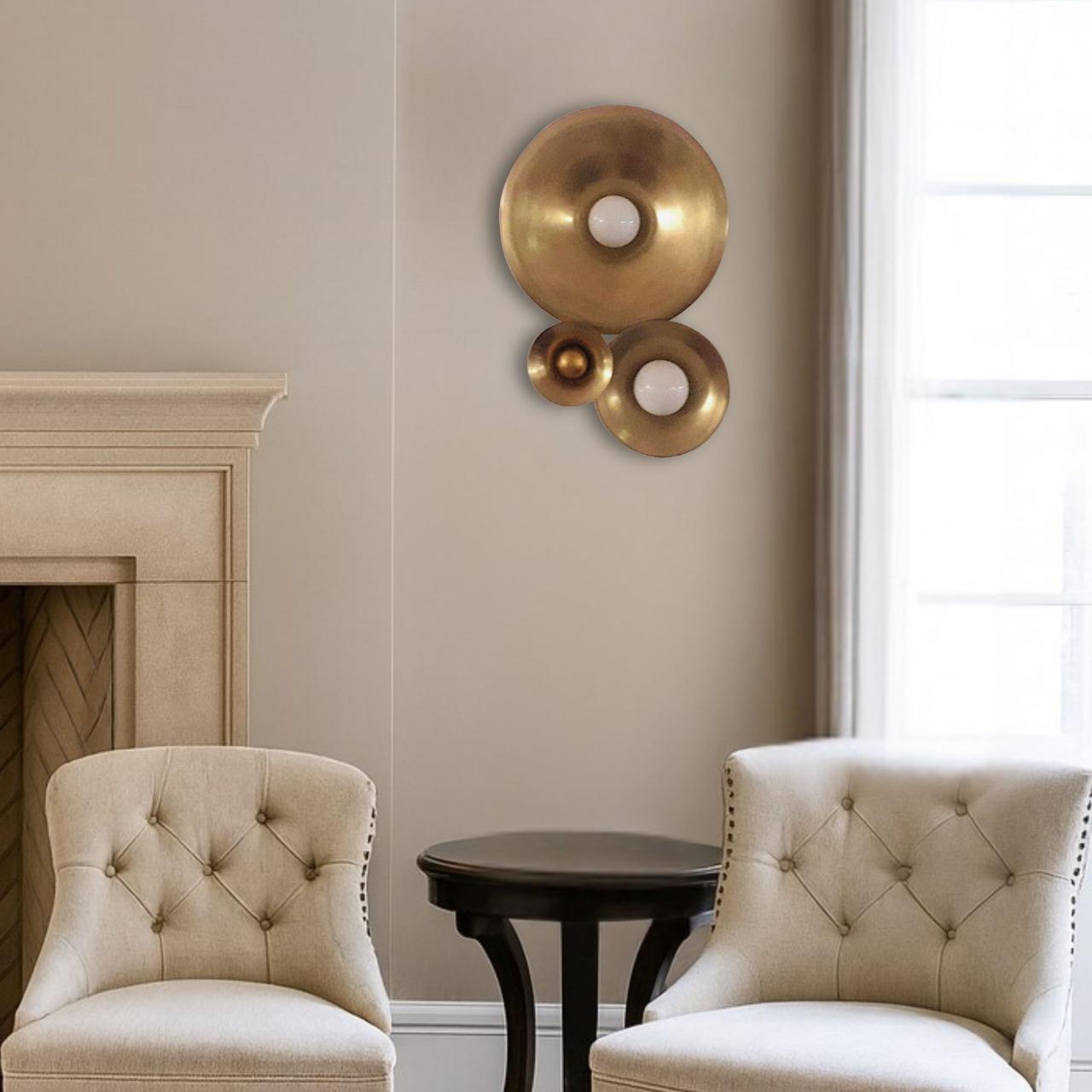 Découpage Brass wall light fixture with staggered opaline diffusers For Sale