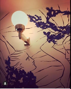 Lampada da parete in ottone con motivo Art Deco e vetro opalino, riedizione