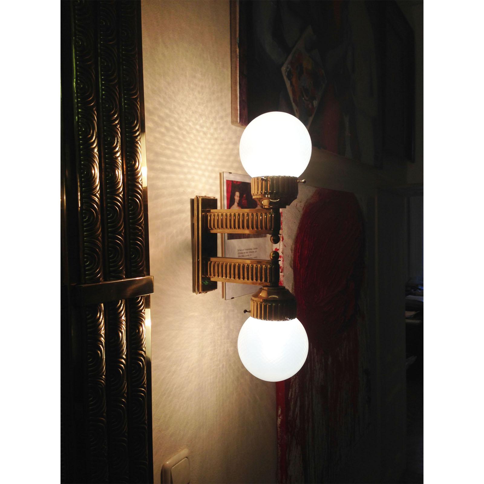 Art déco Applique murale en laiton avec motif Art Déco et verre opalin, réédition en vente