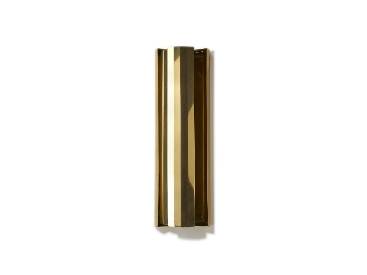 LETO brass wall lamp is a stylish and functional lighting solution. The facetted design and movable fins give it a unique, art deco-inspired look, and the LED filament bulb provides bright, energy-efficient lighting. The wall lamp is made of brass